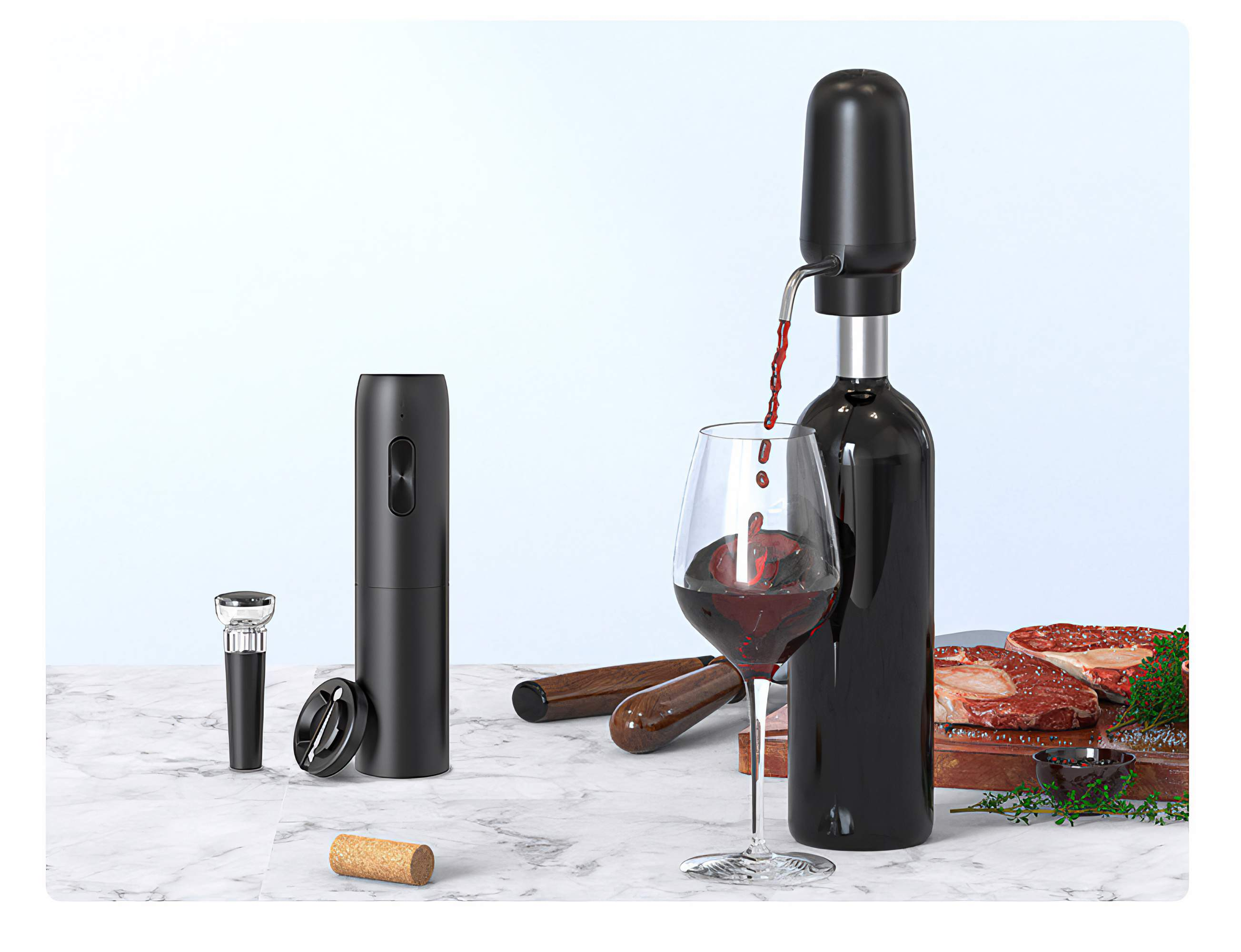 Eine Weinflasche mit Ausgießer, ein gefülltes Glas und Steaks auf einem Brett, mit Weinaccessoires.