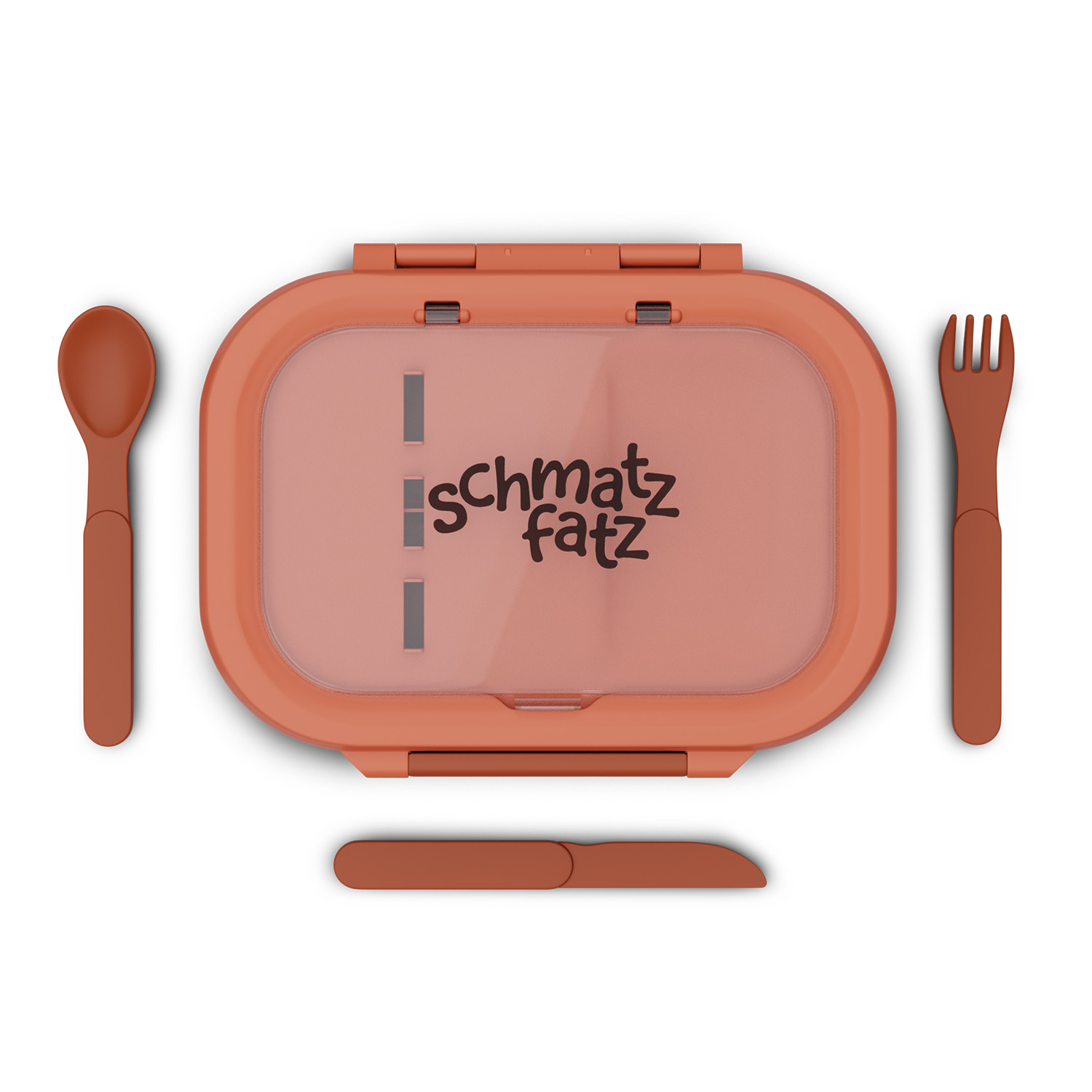 Eine offene orangefarbene Brotdose mit Löffel, Gabel und Messer. Auf der Brotdose steht 'schmatz fatz'. Alle Gegenstände befinden sich auf einer weißen Oberfläche.
