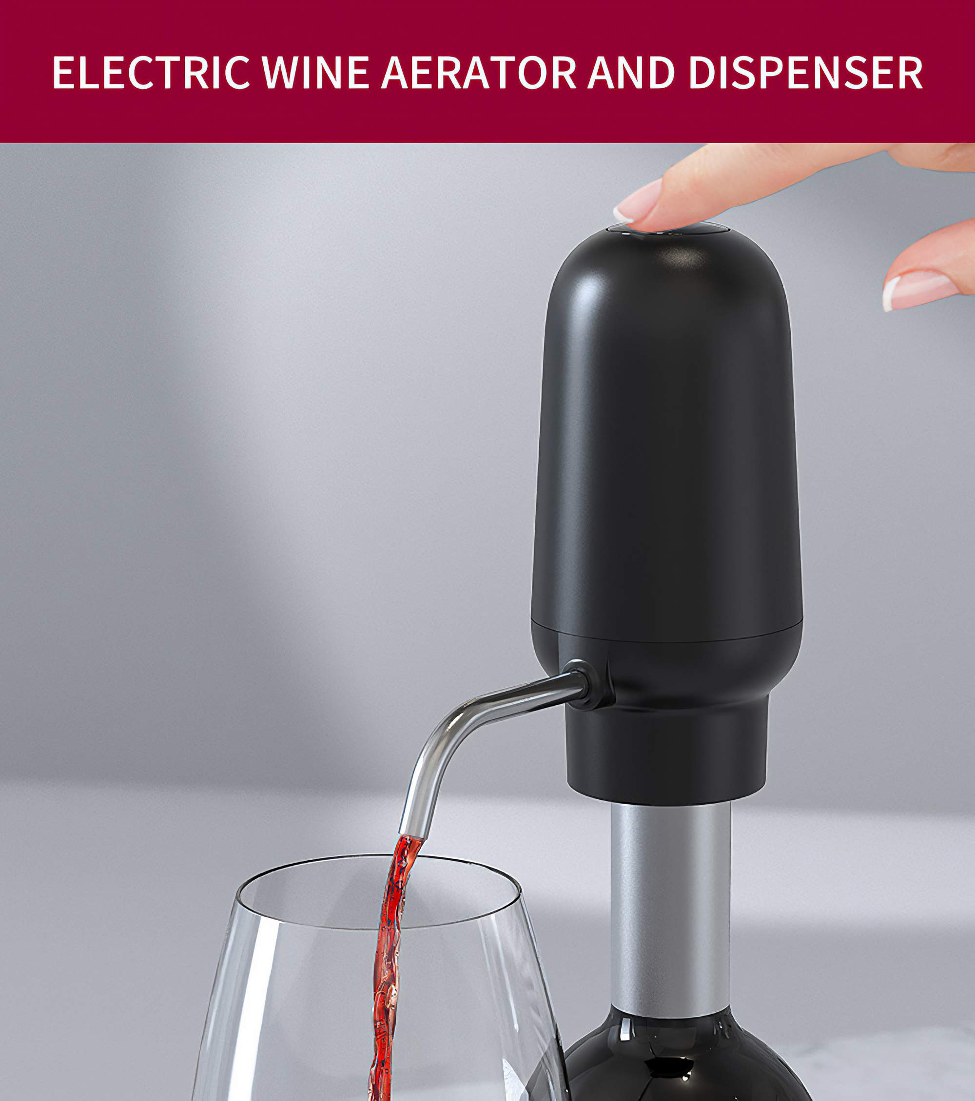 Ein elektrischer Weinbelüfter gibt Rotwein in ein Glas ab. Eine Hand drückt die Taste auf dem schwarzen Gerät.
