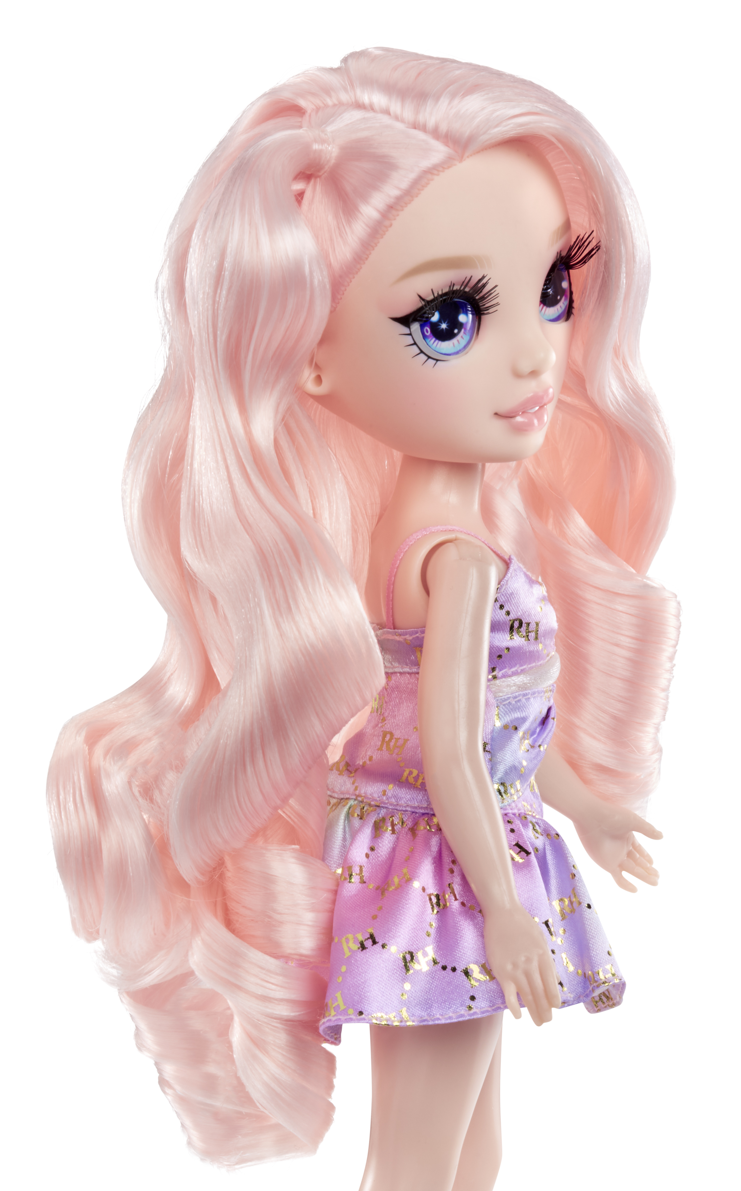 Lalka z różowymi włosami i niebieskimi oczami, ubrana w fioletową sukienkę. Lalka jest na białym tle.