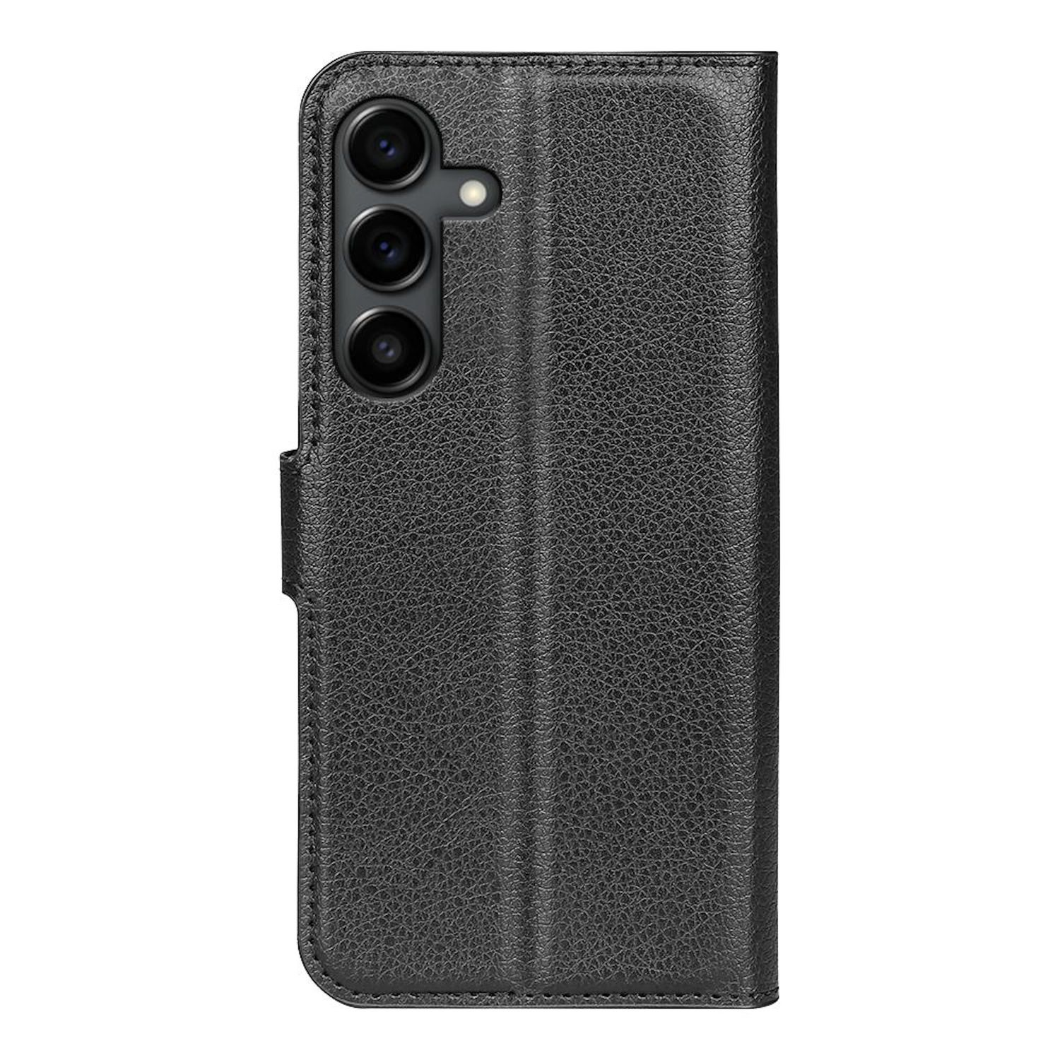 Se muestra una funda negra para teléfono inteligente, con una superficie texturizada. Tres lentes de cámara son visibles en la parte superior izquierda.