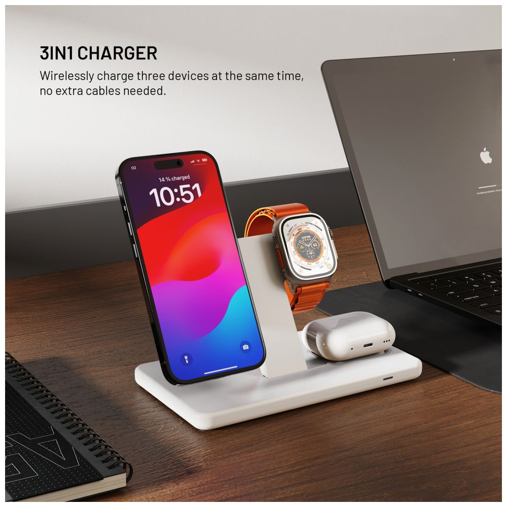 Ein 3-in-1-Ladegerät mit Telefon, Smartwatch und Ohrhörern. Das Telefon zeigt 14 % Ladung an. Im Hintergrund befindet sich ein Laptop auf einer Holzoberfläche.