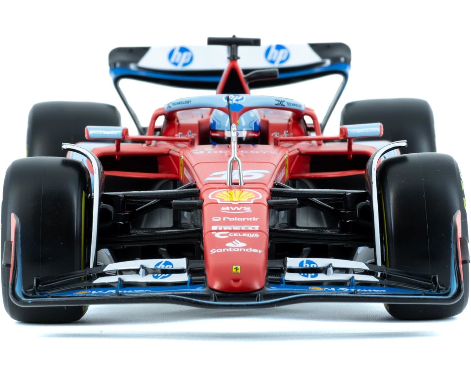 Ein roter Formel-1-Wagen mit schwarzen Reifen, Sponsorenlogos und weißem Hintergrund. Das Auto hat blaue und weiße Akzente.