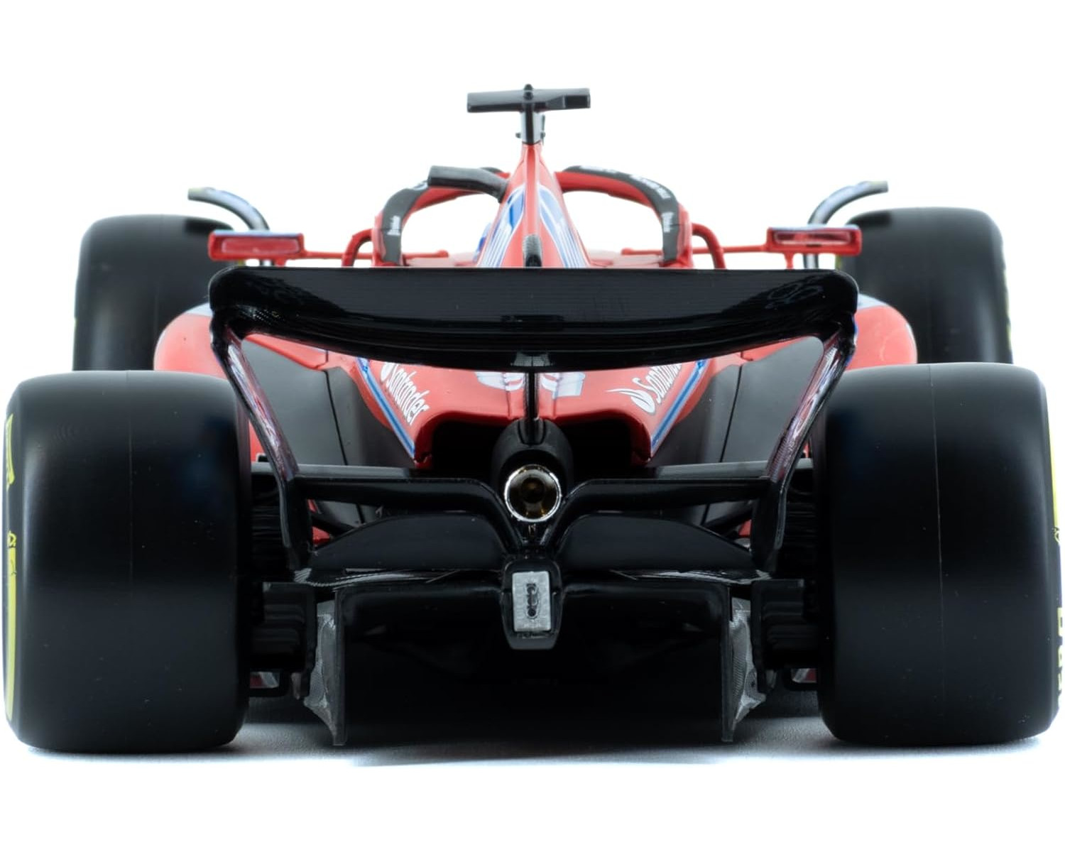 Rückansicht eines roten und schwarzen Formel-1-Rennwagens. Große schwarze Reifen, Heckflügel und Sponsorenlogos sind sichtbar.