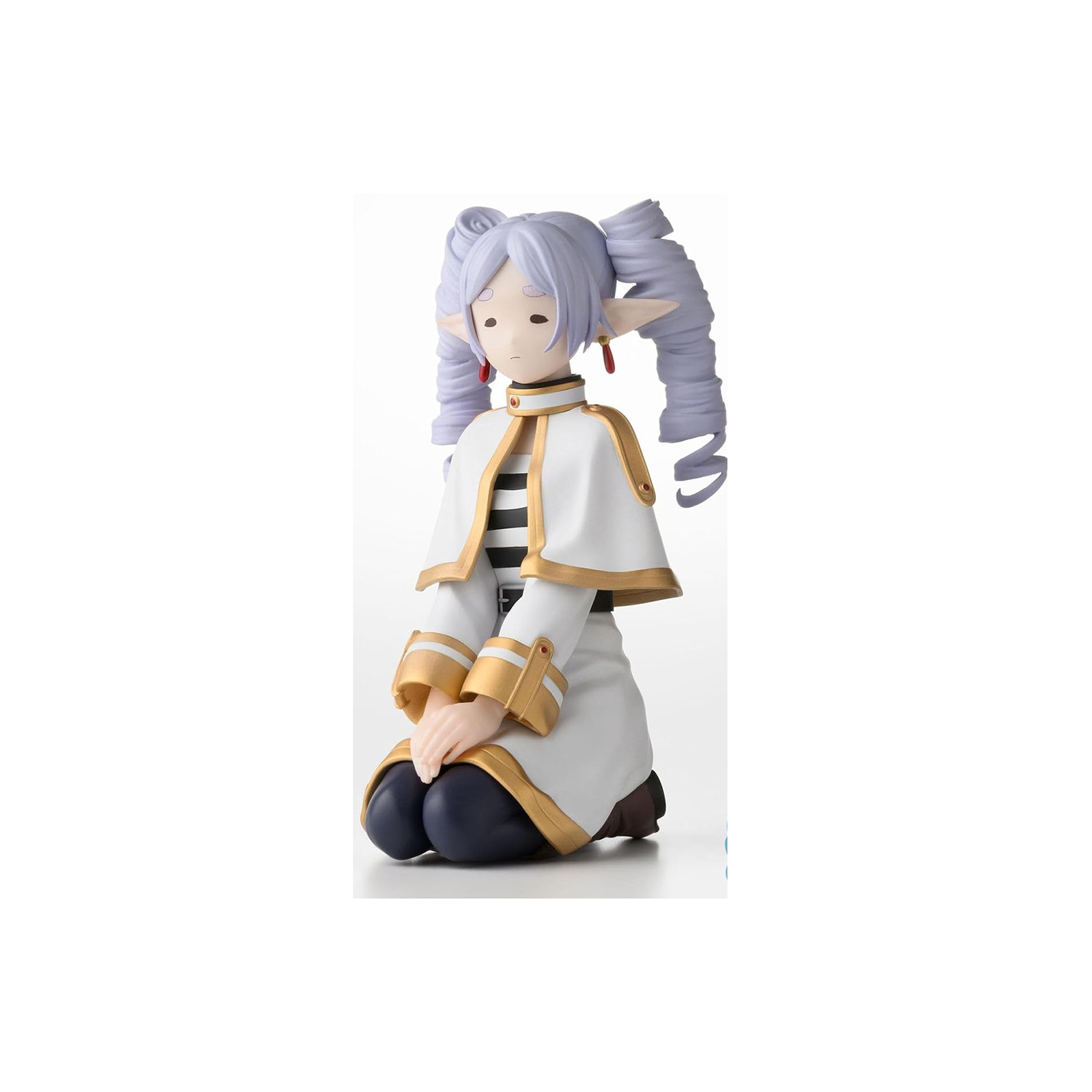 Eine Figur eines knienden Charakters im Anime-Stil mit lavendelfarbenem Haar und weißer und goldener Kleidung.