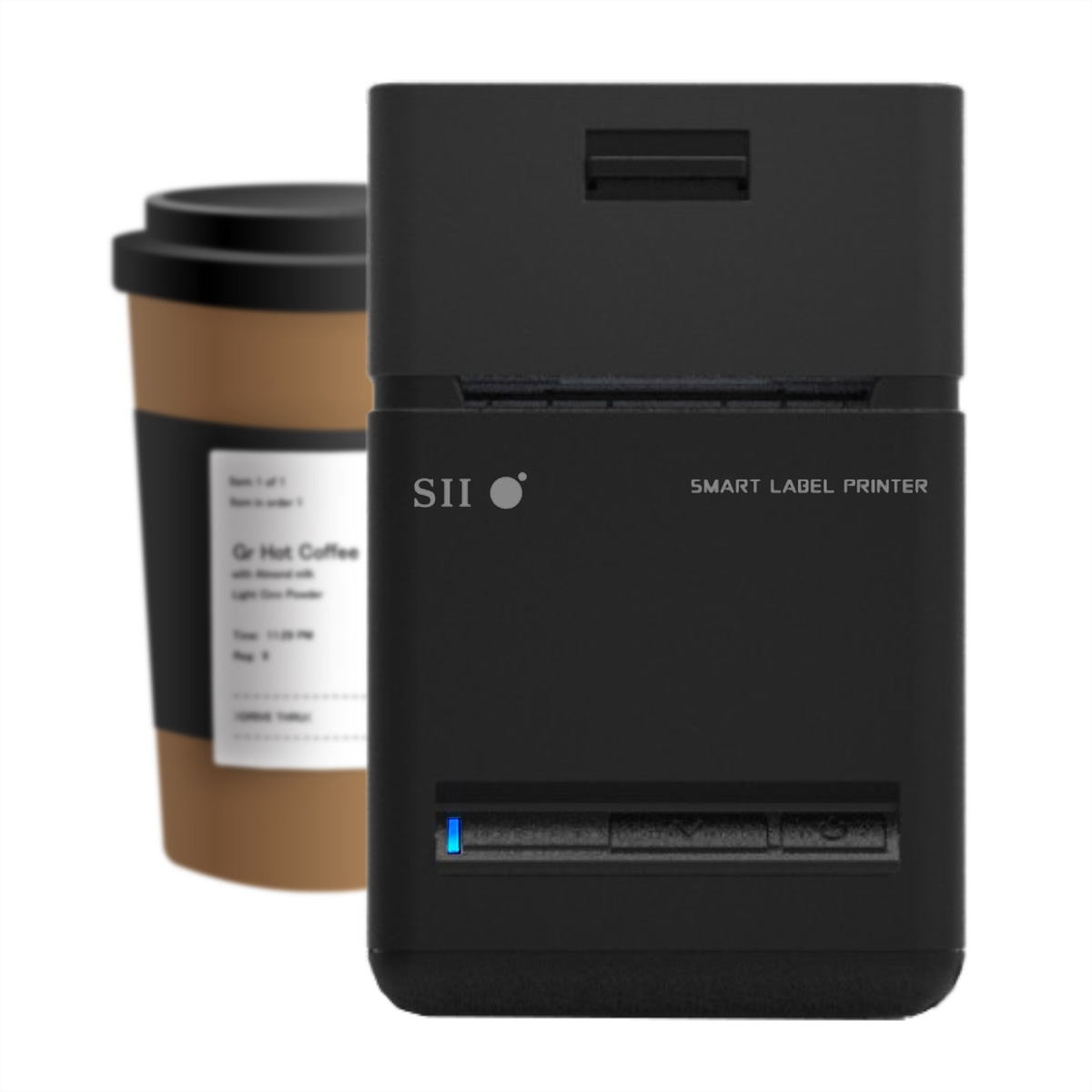 Ein schwarzer Etikettendrucker und eine Kaffeetasse auf weißem Hintergrund. Der Drucker hat ein blaues Licht. Die Tasse hat ein Etikett.