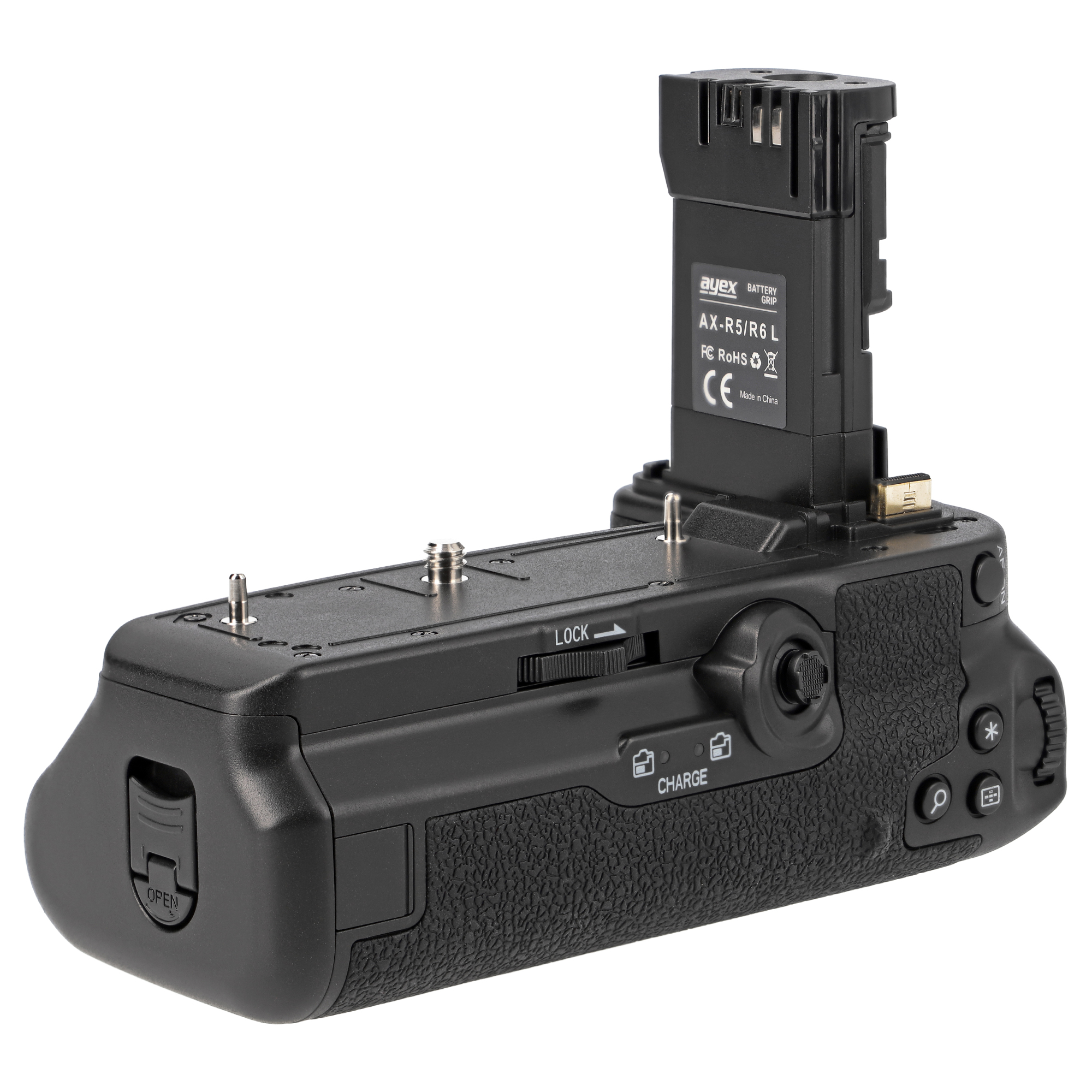 Schwarzer Kamerabatteriegriff mit eingelegter Batterie. Mit Knöpfen, einem Verschluss und einem Etikett mit Modell und Marke.