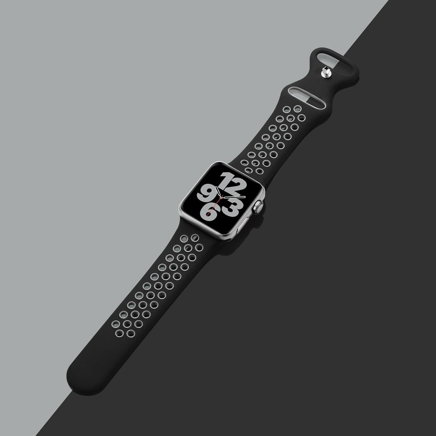 Schwarze Apple Watch mit schwarzem Armband. Die Uhr zeigt 12:09:03. Grauer und schwarzer Hintergrund.
