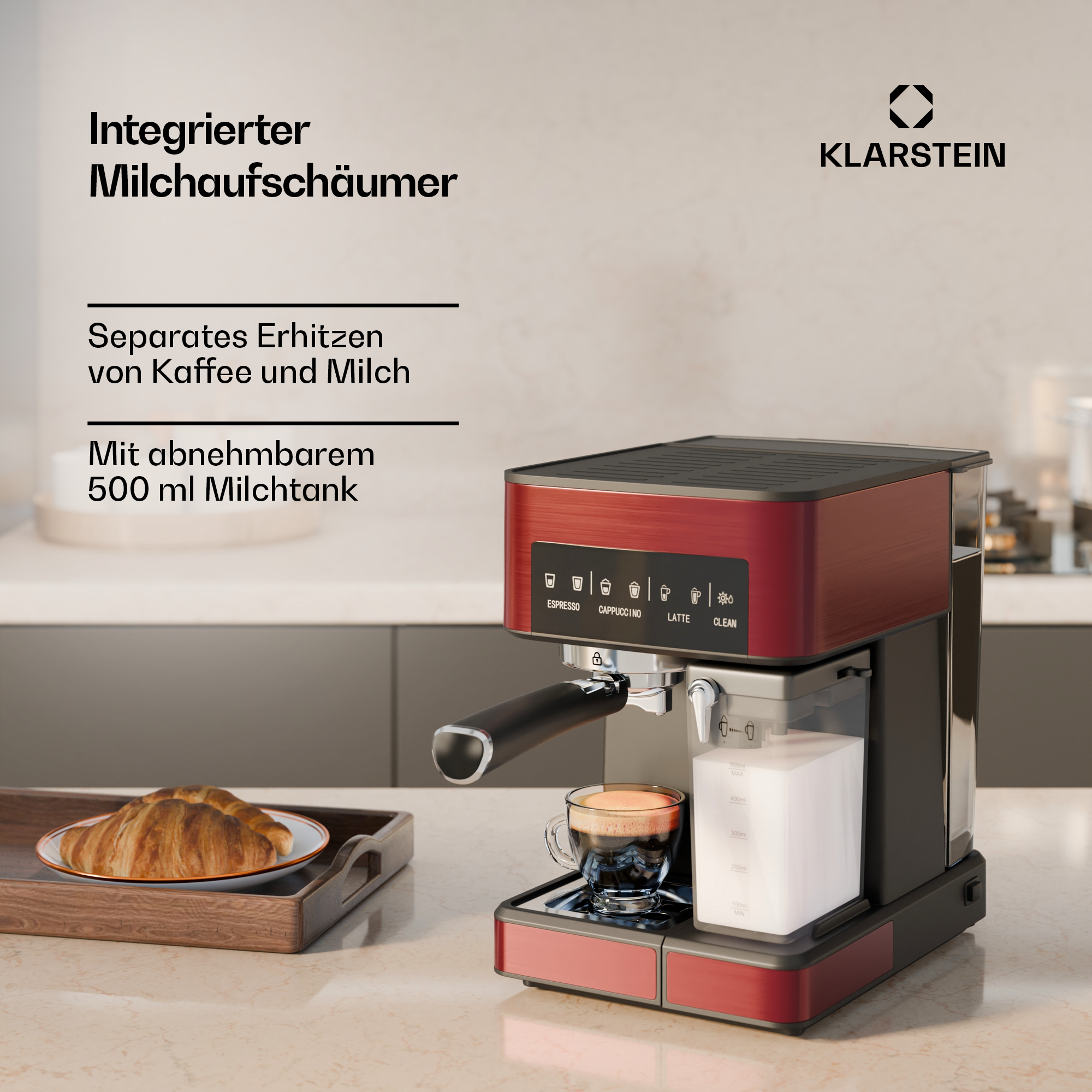 Eine rot-schwarze Espressomaschine mit Milchbehälter. Ein Glas Espresso steht auf einem Tablett. Croissants liegen auf einem Tablett.