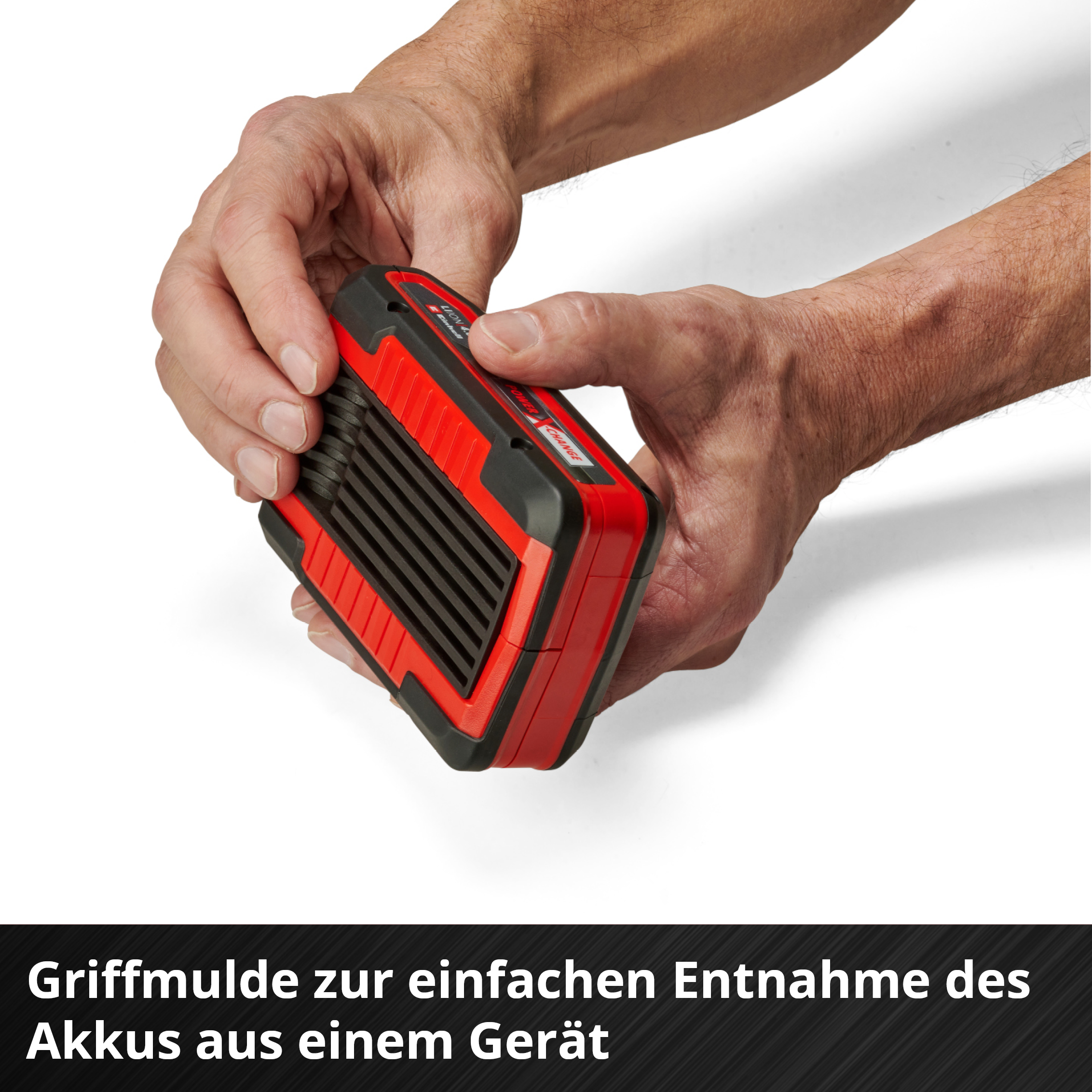 Mani che tengono un pacco batteria rosso e nero. Il pacco ha una griglia. Sfondo bianco.