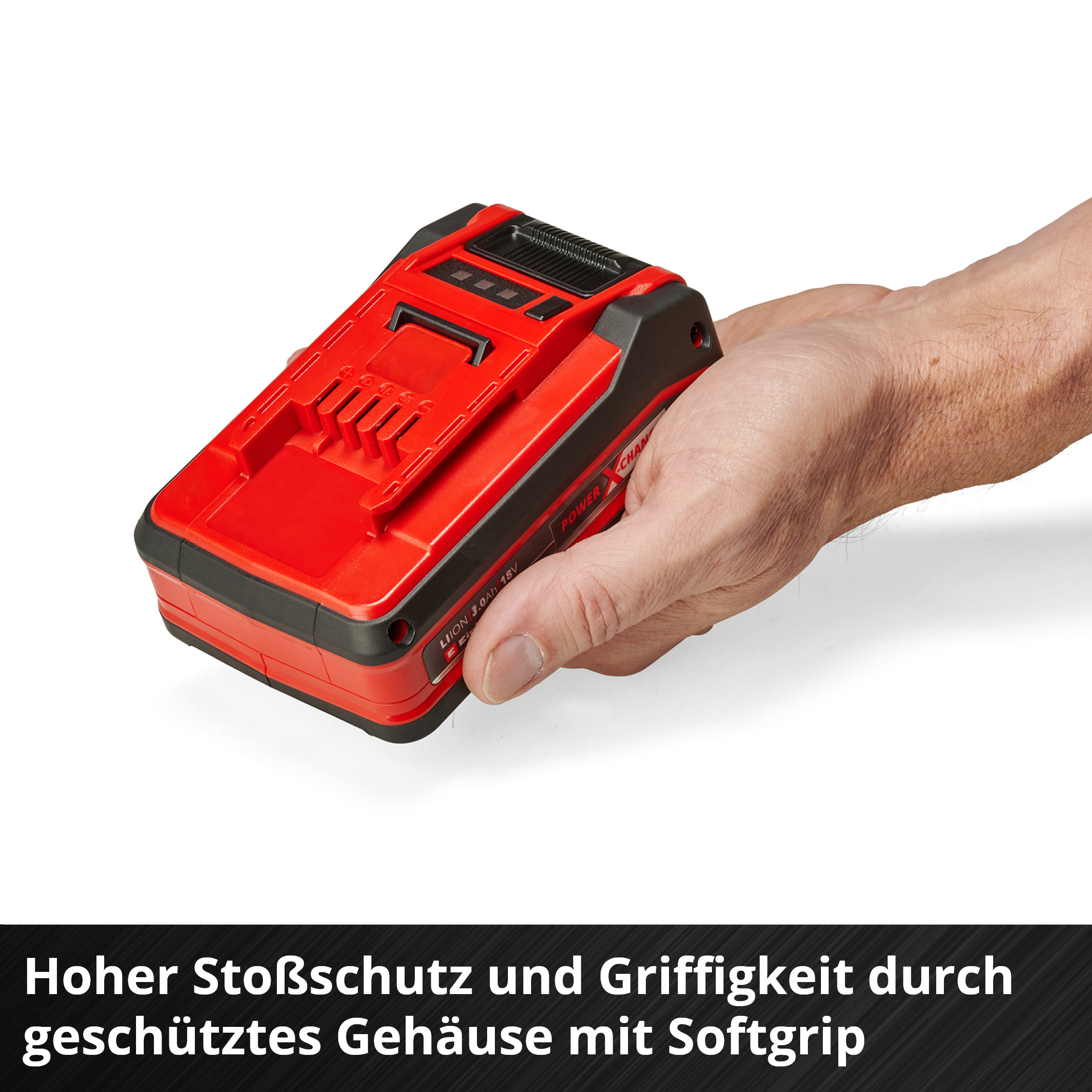 Una batteria rossa e nera è tenuta in mano. La batteria ha del testo, e lo sfondo è bianco.