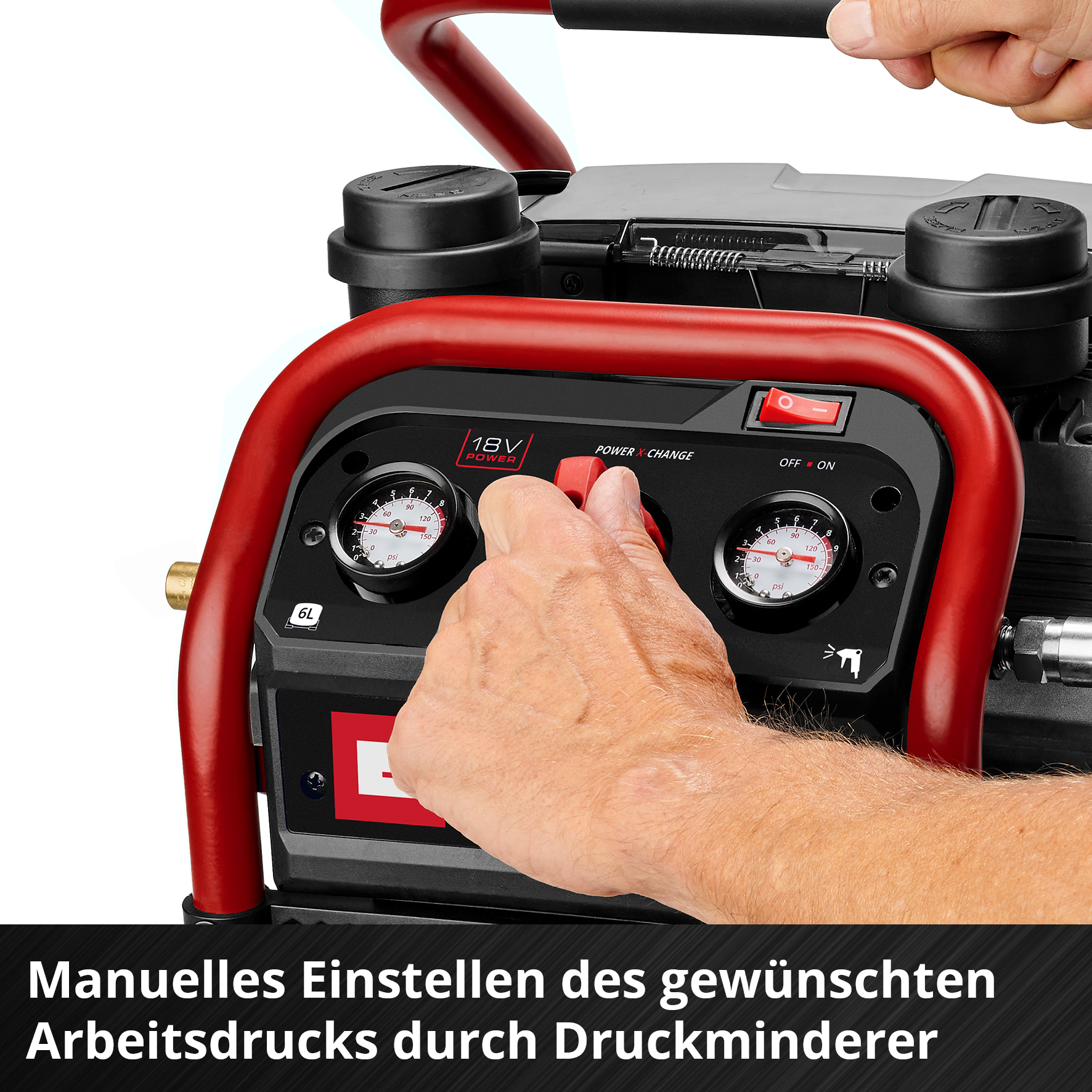 Una persona regola un manometro su un compressore d'aria rosso e nero. I manometri mostrano i livelli di pressione. Il testo dice "18V Power".