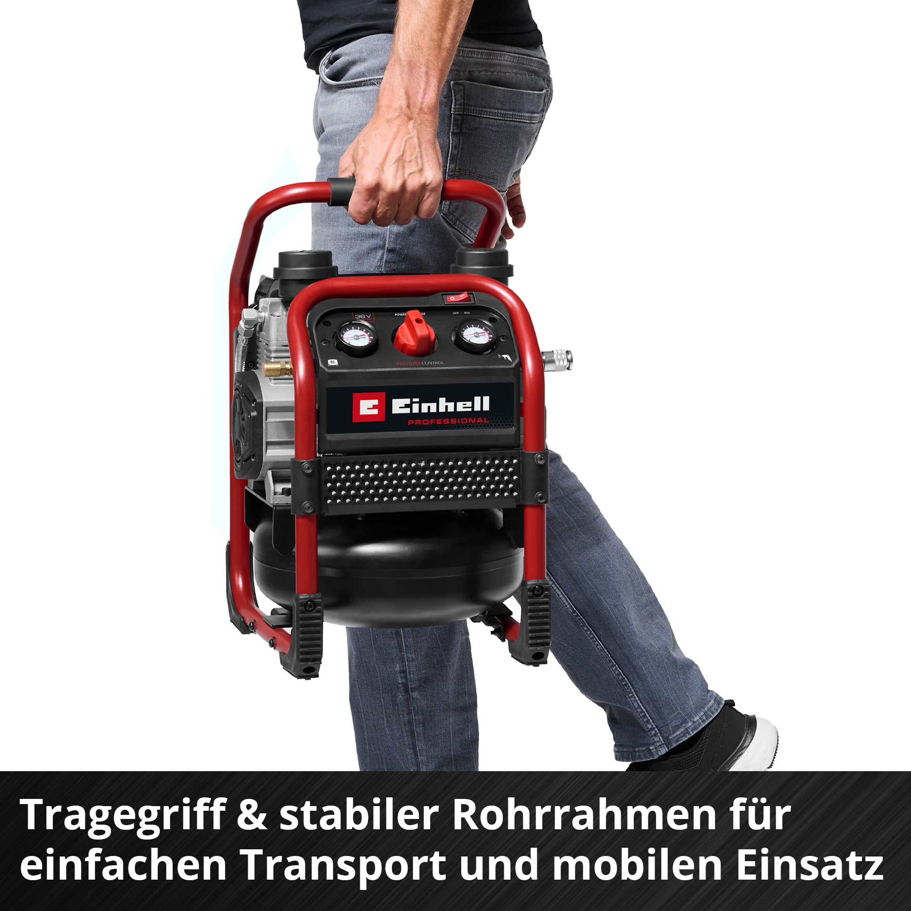 Una persona tiene in mano un compressore d'aria con telaio rosso. Il compressore è nero e argento, con indicatori e il logo Einhell.