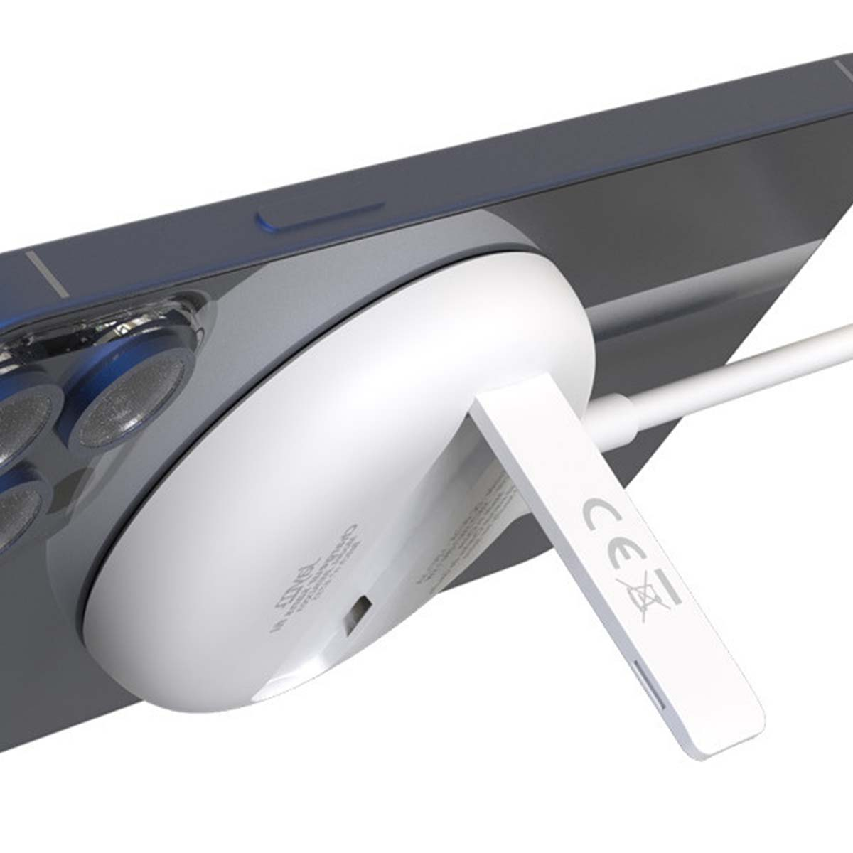 Ein weißes MagSafe-Ladegerät an einem dunkelblauen iPhone. Ein weißer Ständer ist befestigt. Ein weißes Ladekabel ist eingesteckt.