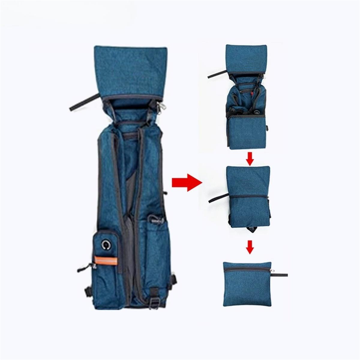 Ein blauer Rucksack wird in verschiedenen Stadien gezeigt, wie er in eine kleine quadratische Tasche gefaltet wird. Ein orangefarbenes Detail an der Seite.