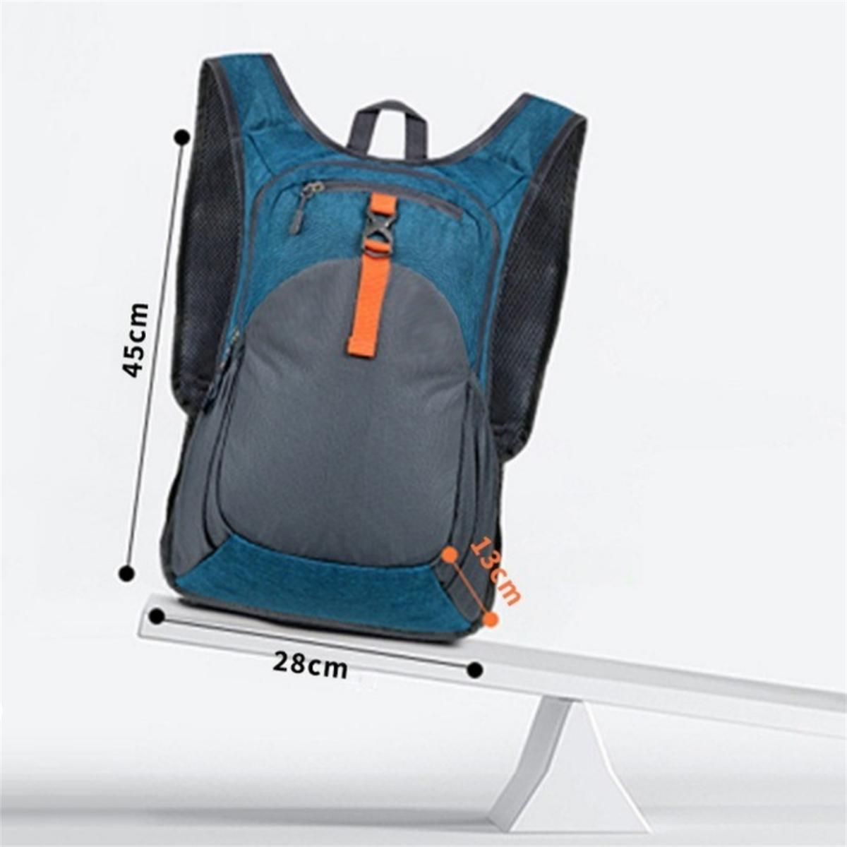 Blau-grauer Rucksack mit orangefarbenem Riemen, Maße beschriftet. Er steht auf einer weißen Wippe. Ma ße: 45 cm, 28 cm und 13 cm.
