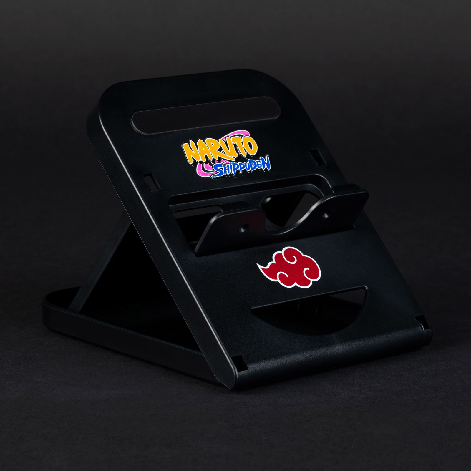 Czarny stojak na telefon z logo Naruto Shippuden i czerwoną chmurą na czarnej powierzchni.