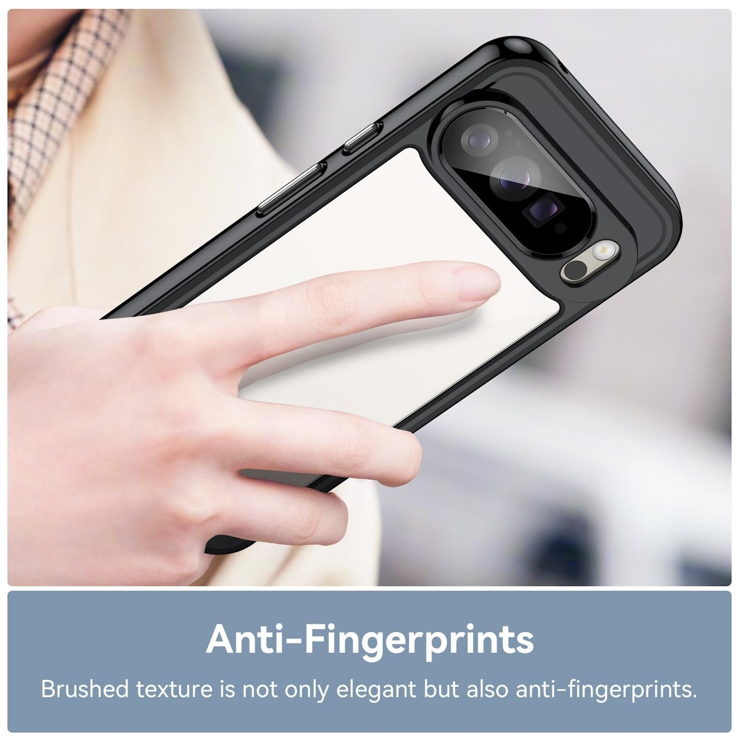 Una mano sostiene una funda negra para teléfono con la parte trasera blanca. La funda tiene un recorte para la cámara. Texto: Anti-Huellas.