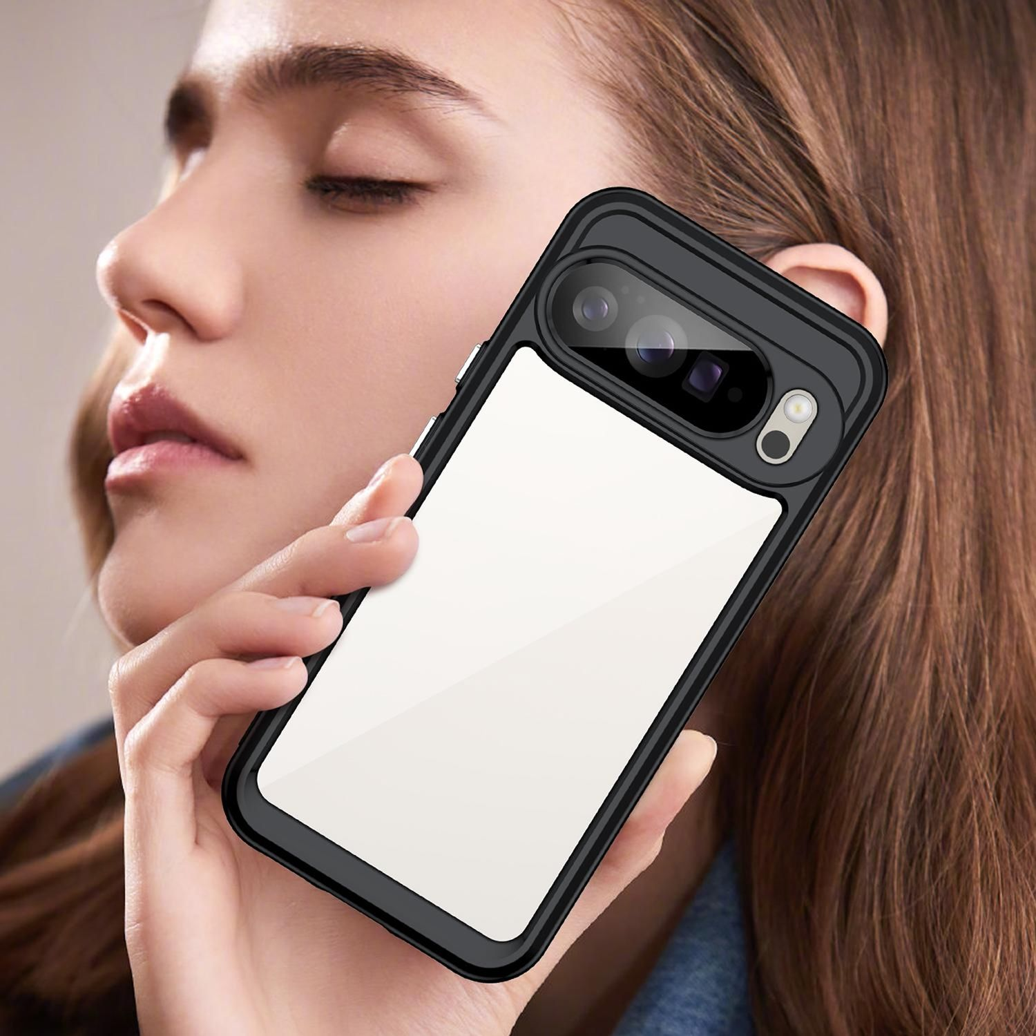 Una mujer sostiene una funda negra para teléfono con pantalla blanca. La funda cubre un teléfono. La mujer tiene cabello castaño y usa una camisa de mezclilla.