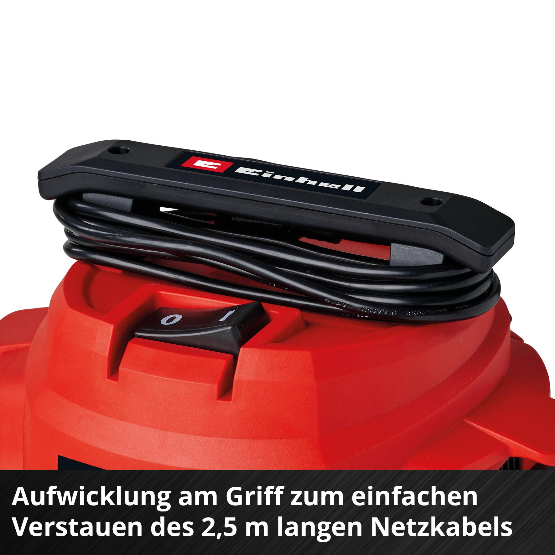 Detail eines roten und schwarzen Staubsaugers. Schwarzes Kabel umwickelt die Oberseite. Ein Netzschalter ist sichtbar. Das Einhell-Logo ist vorhanden.