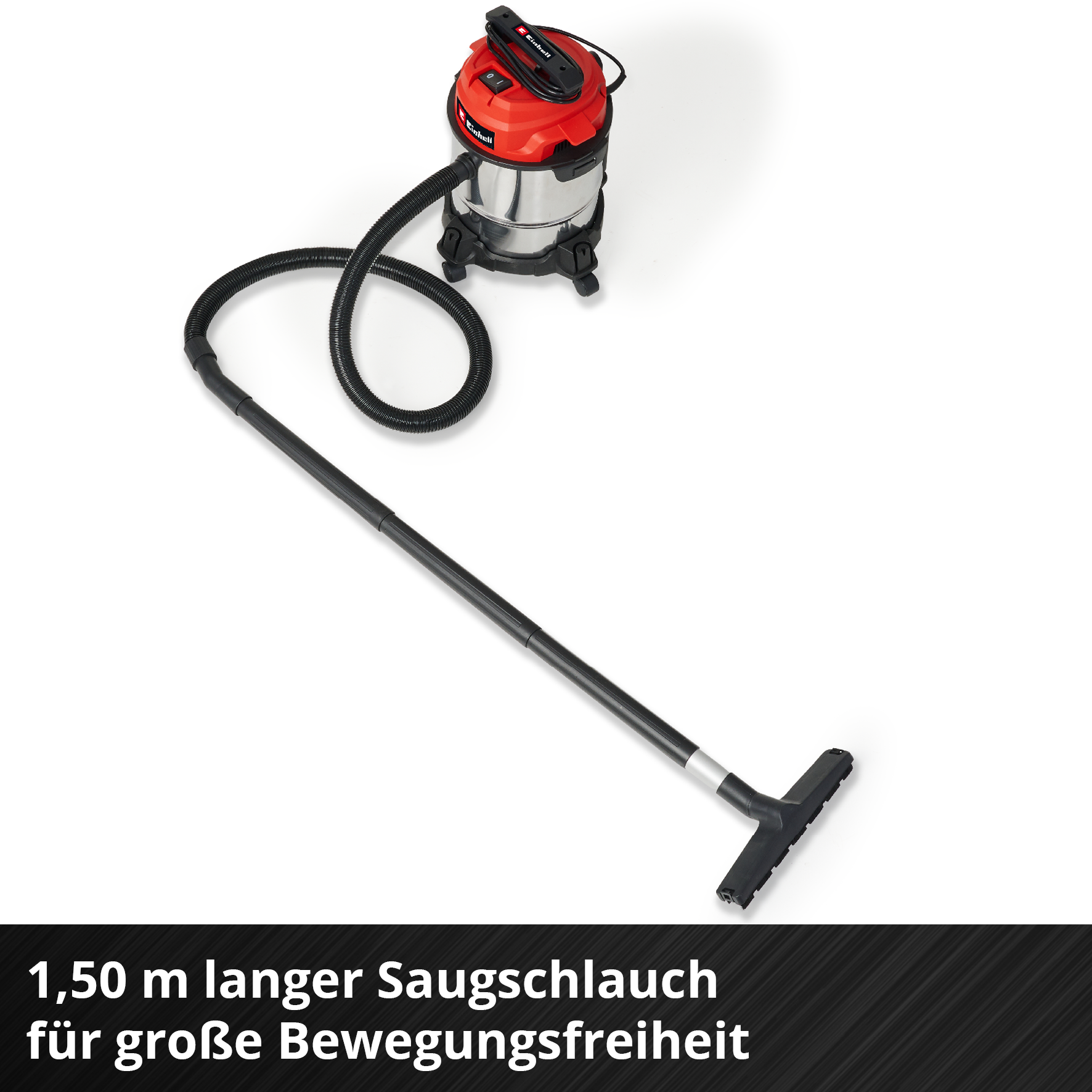 Roter und silberner Staubsauger mit langem schwarzem Schlauch und Düse, isoliert auf weißem Hintergrund.