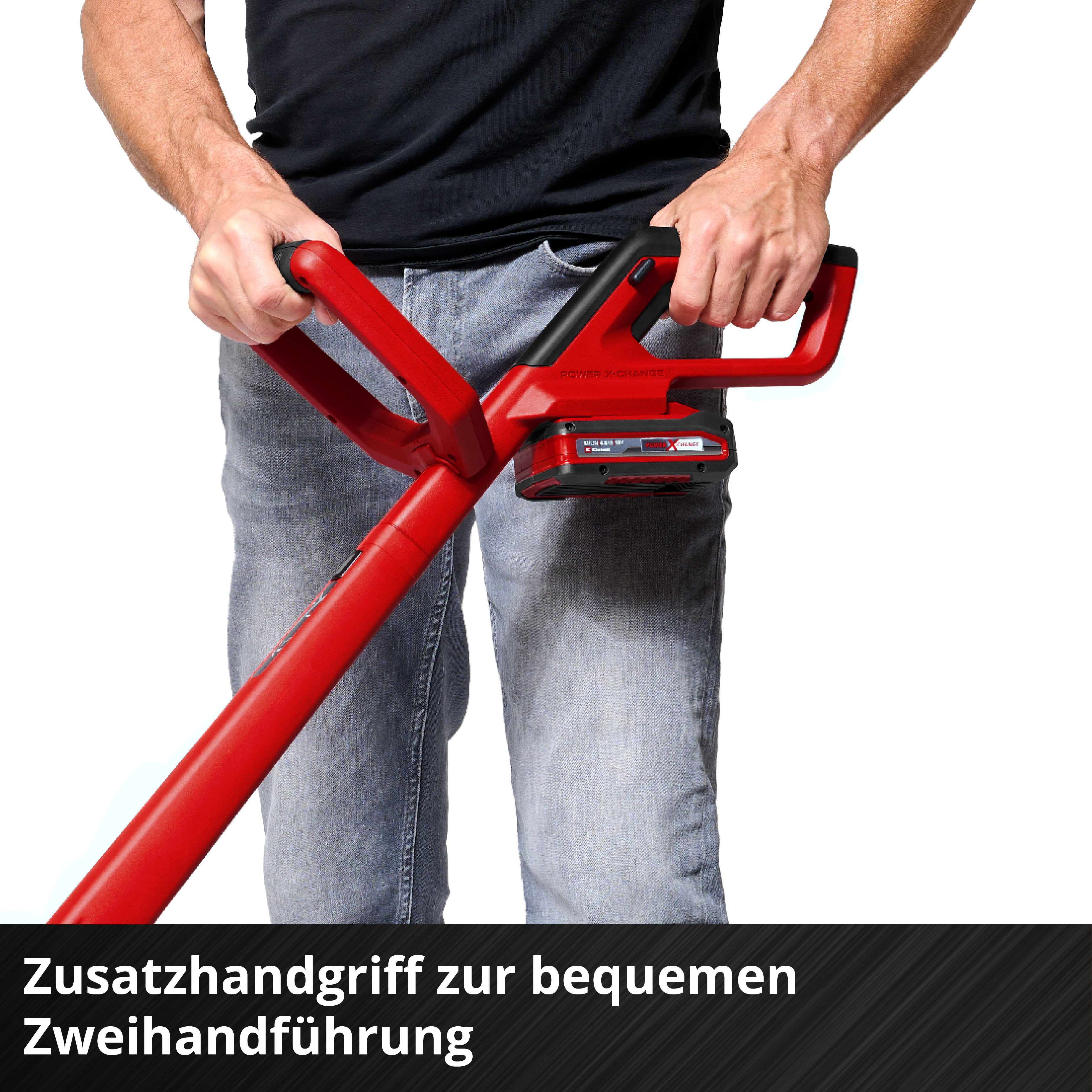 Eine Person hält ein rotes Elektrowerkzeug. Das Werkzeug hat einen schwarzen Griff und einen Akku. Die Person trägt ein schwarzes Hemd und Jeans.