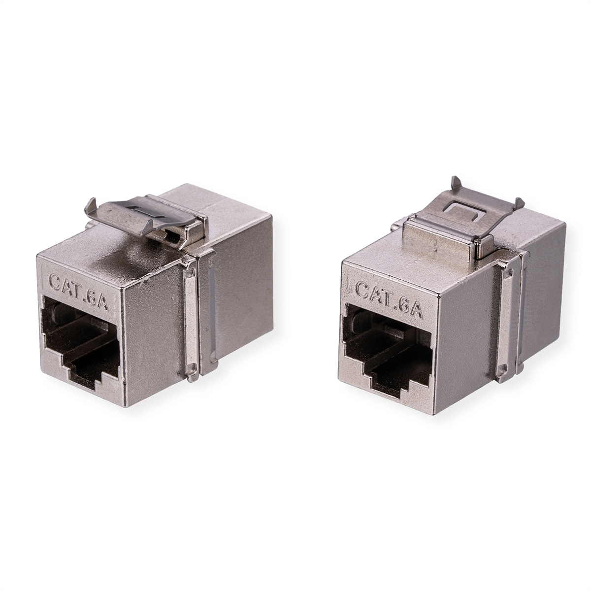 Zwei metallische CAT 6A RJ45-Steckverbinder auf weißem Hintergrund, leicht angewinkelt. Jeder hat einen Anschluss und eine kleine Verriegelung oben.