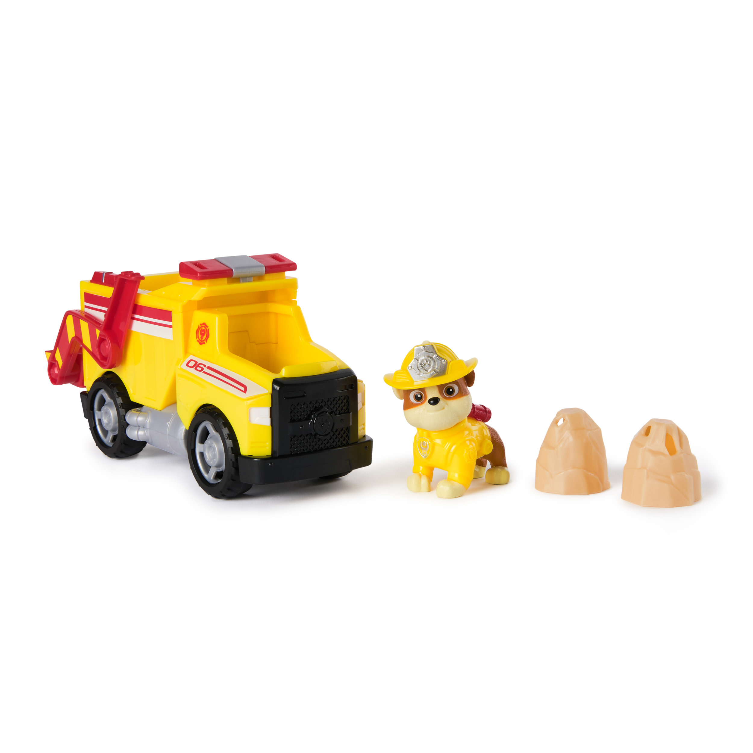 Un camion de pompiers jaune avec une échelle rouge, un chien jouet et deux formations rocheuses beiges sur fond blanc.