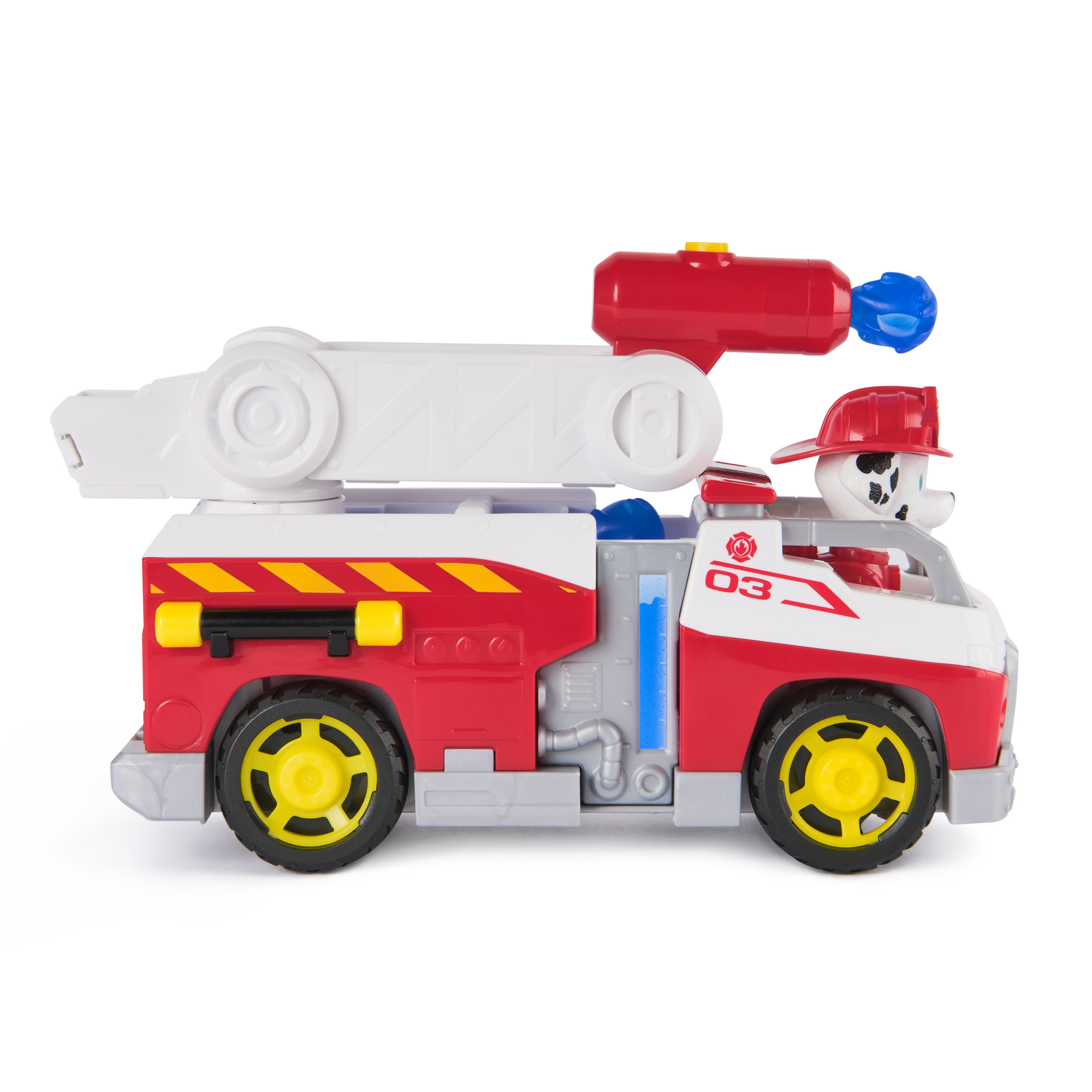 Un camión de bomberos de juguete, rojo y blanco, con una escalera, un dálmata con casco y ruedas amarillas, sobre fondo blanco.