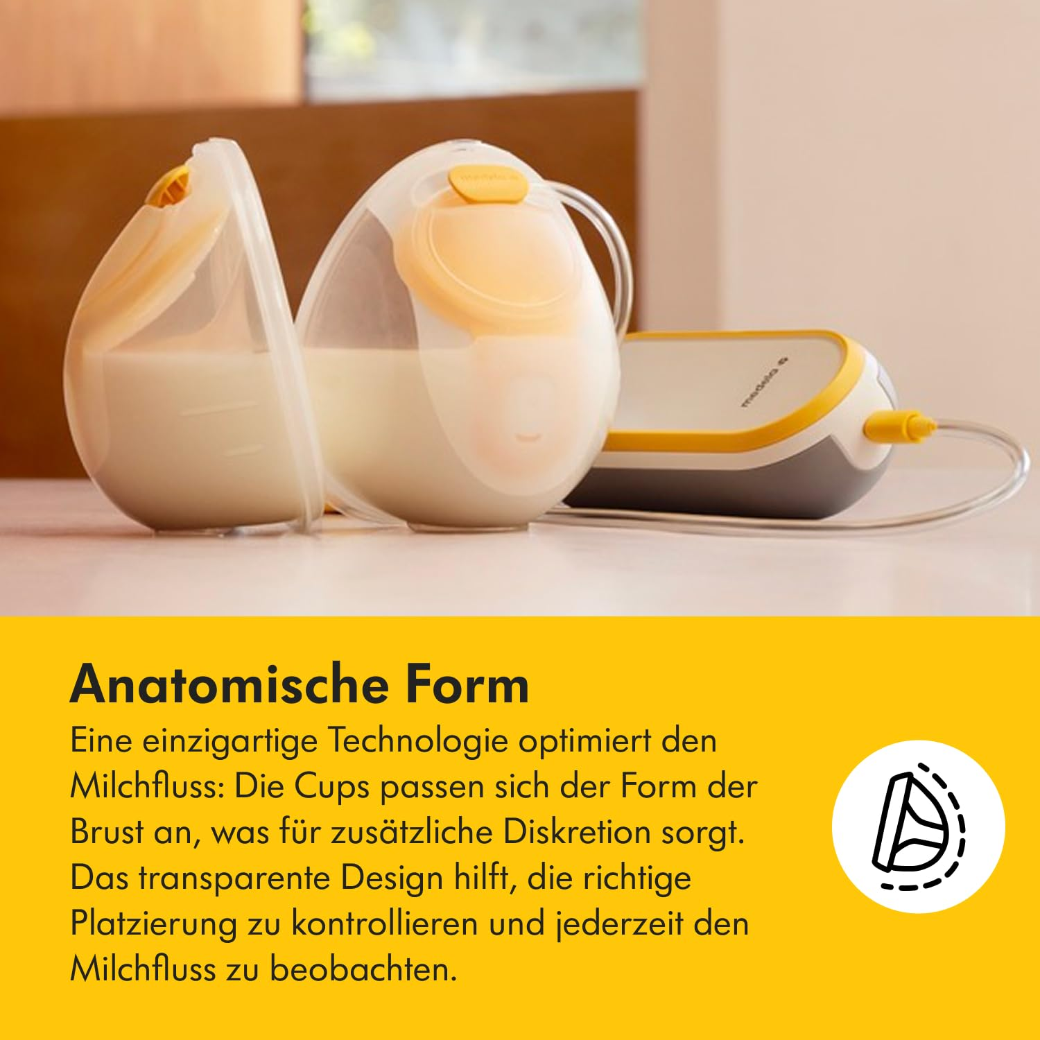 Brustpumpe mit zwei transparenten Bechern, gelben Akzenten und einer weiß-grauen Basis, gefüllt mit Milch. Text auf Deutsch.