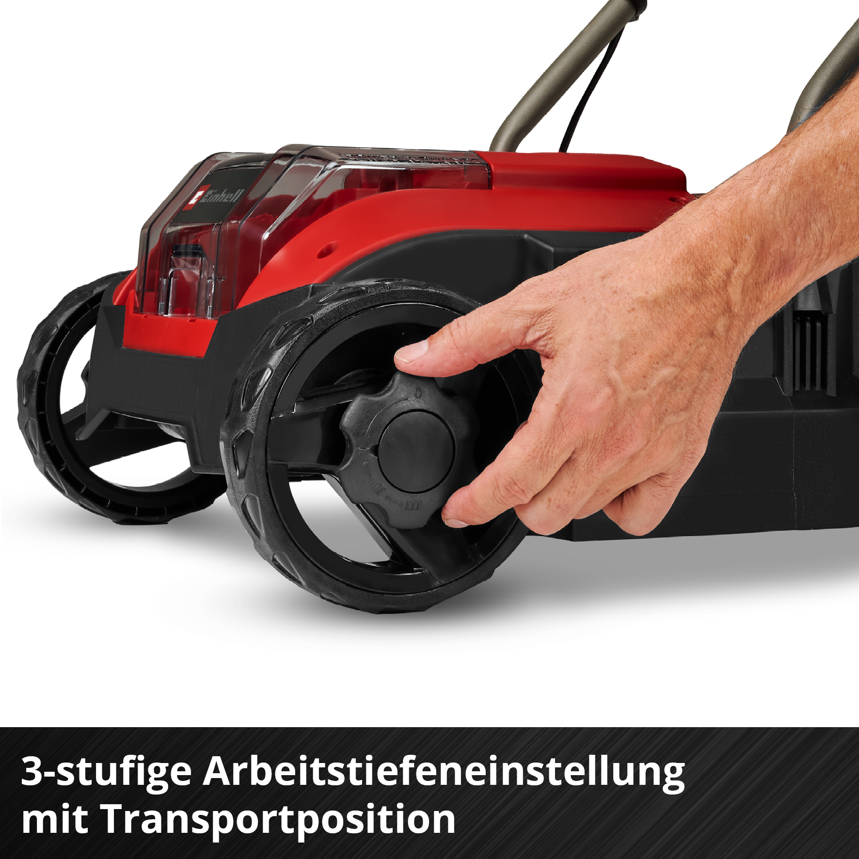 Eine Hand stellt ein schwarzes Rad an einem rot-schwarzen Rasenmäher ein. Das Rad stellt die Schnitthöhe ein. Der Hintergrund ist weiß.