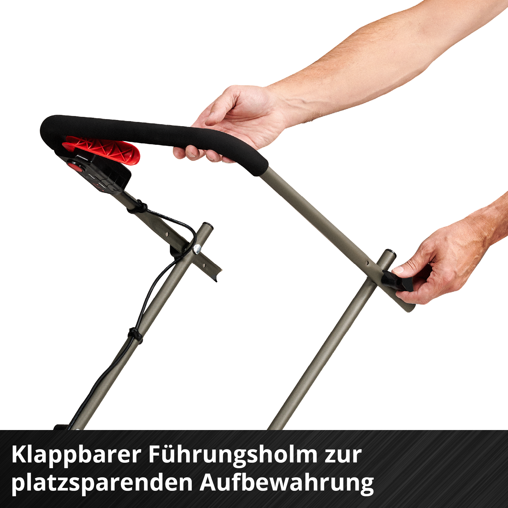 Hände halten einen zusammenklappbaren Rasenmähergriff. Schwarzer Schaumstoffgriff, roter Hebel. Grauer Metallrahmen, mit schwarzem Kabel. Weißer Hintergrund.
