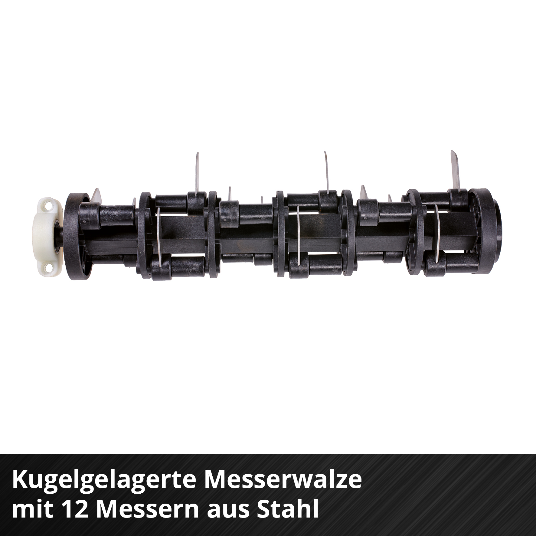 Eine schwarz-silberne Metallwalze mit 12 Klingen wird auf weißem Hintergrund präsentiert. Es ist für einen Rasenmäher.