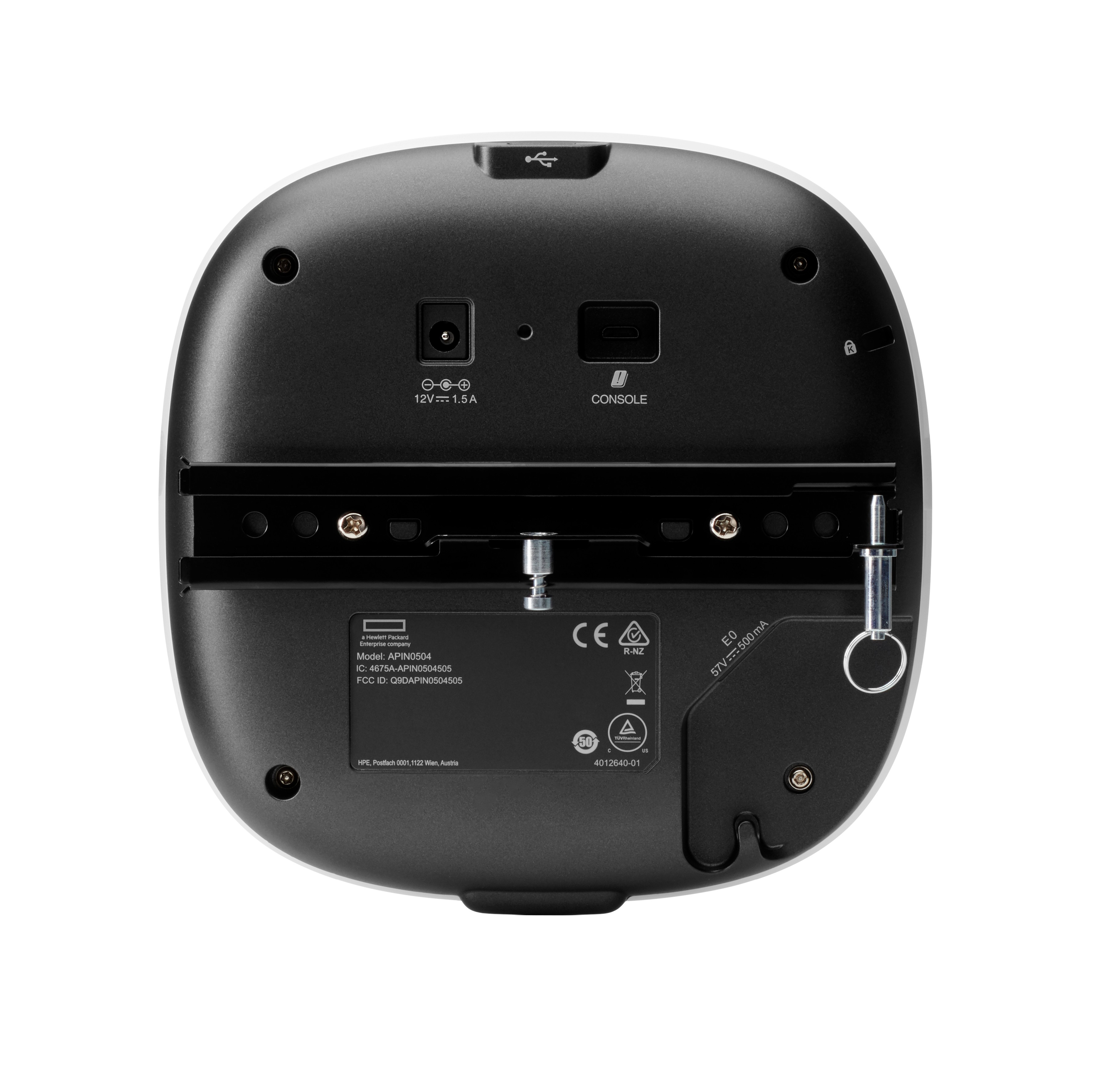 Czarny tył urządzenia z portami, etykietami i metalowym wspornikiem. Białe tło.