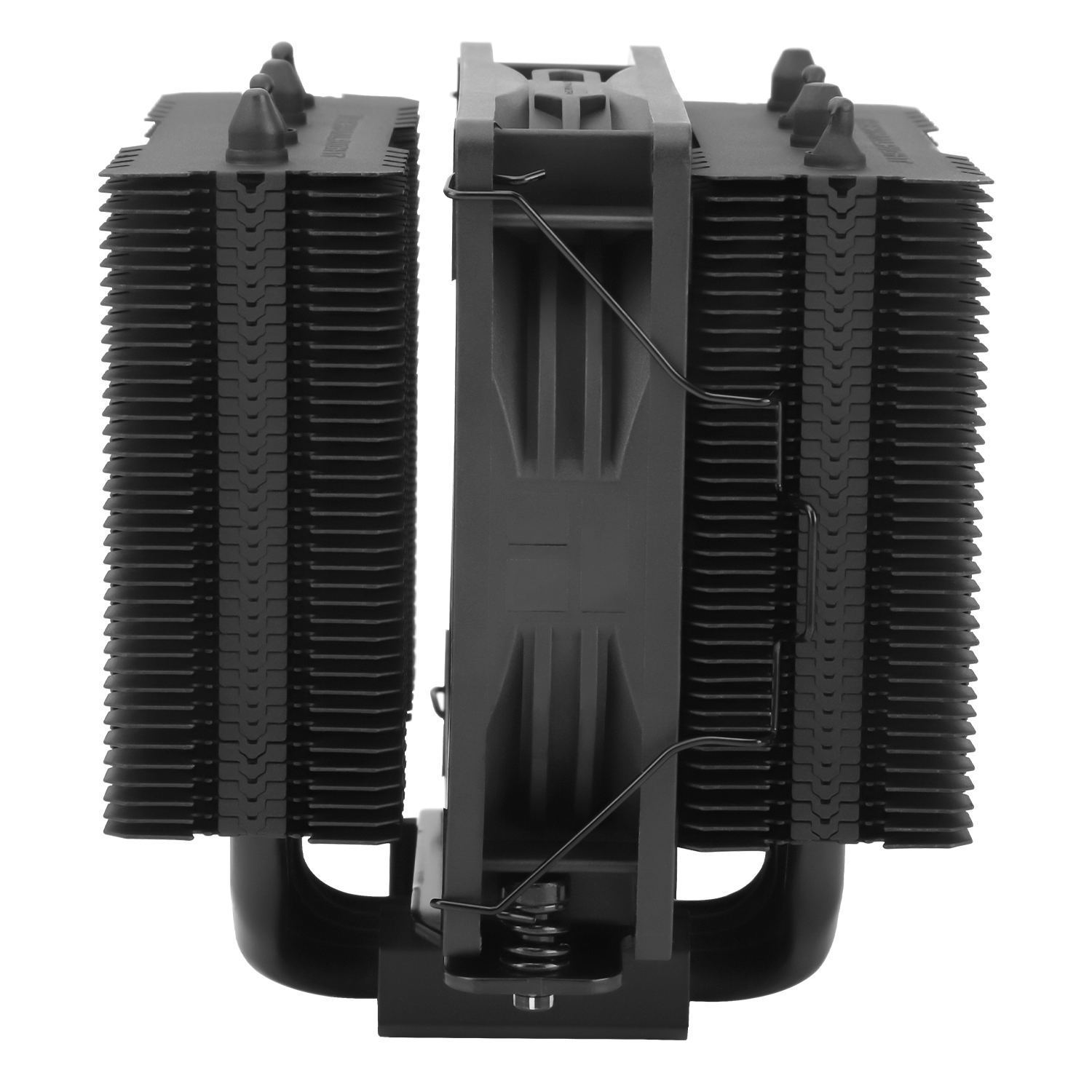 Beyaz bir arka plan üzerinde, ısı emicili, fanlı ve metal kablolu siyah bir CPU soğutucusu. Soğutucu ortada.