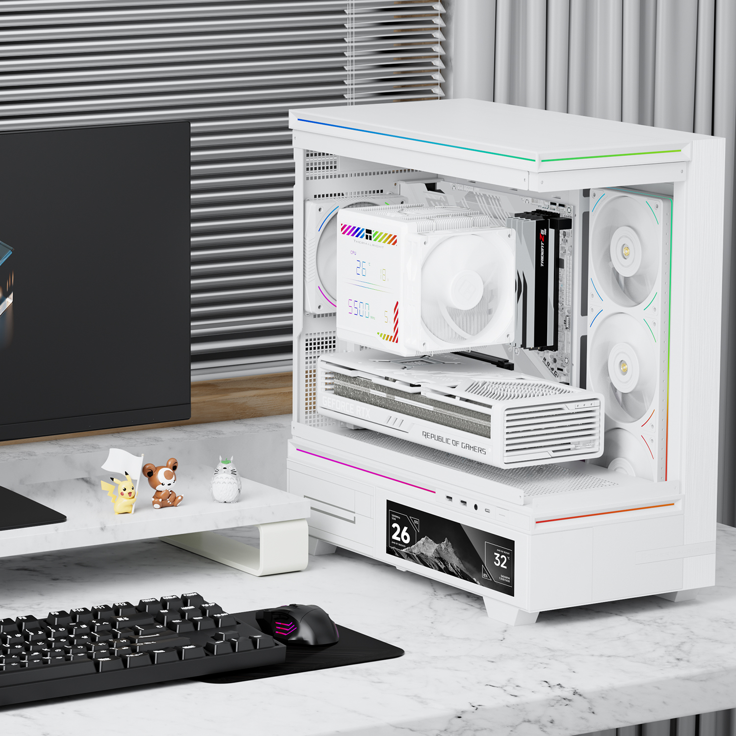 Ein weißes Computergehäuse mit internen Komponenten steht auf einem Marmortisch. Eine Tastatur, eine Maus und Figuren sind im Vordergrund.