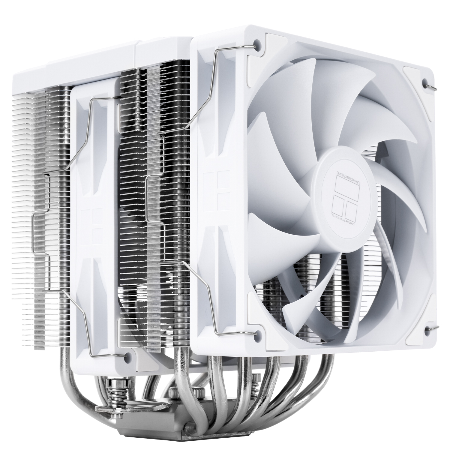 Weißer CPU-Kühler mit Lüfter. Er hat Heatpipes und Lamellen. Der Lüfter hat Flügel. Der Hintergrund ist weiß.