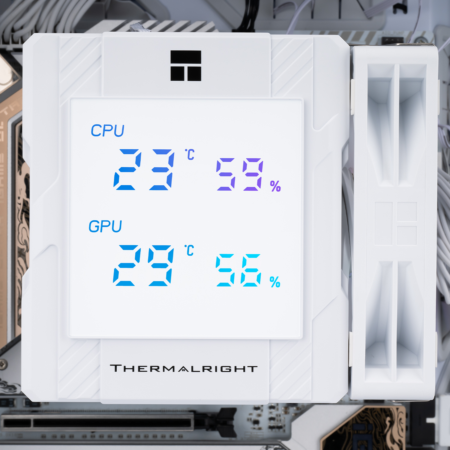 Ein weißes Computerbauteil zeigt CPU bei 23°C und 59%, GPU bei 29°C und 56%. Die Marke ist Thermalright.