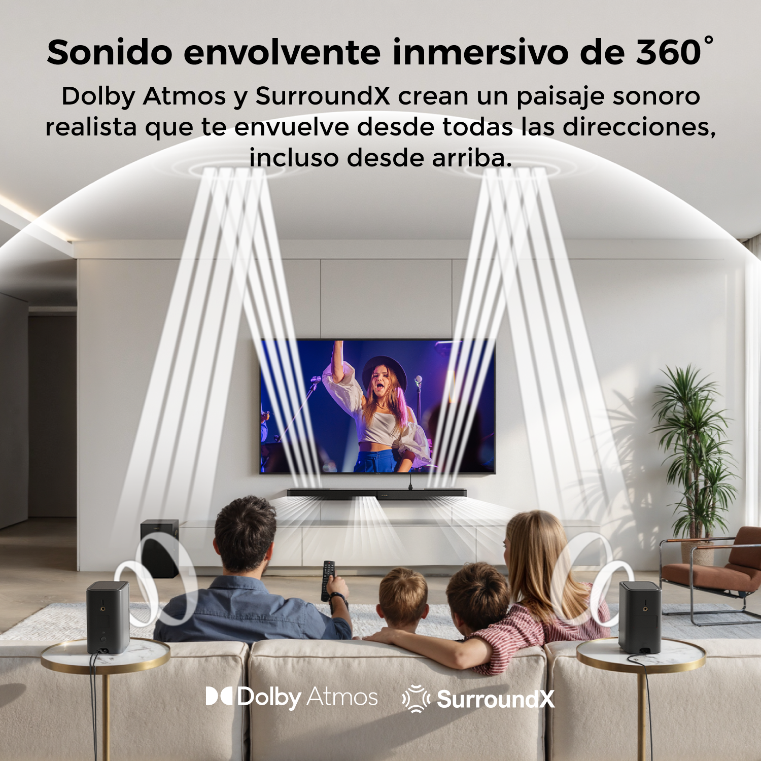 Familia viendo la televisión con haces de sonido. Altavoces a los lados. Logos de Dolby Atmos y SurroundX visibles. Una planta en el fondo.