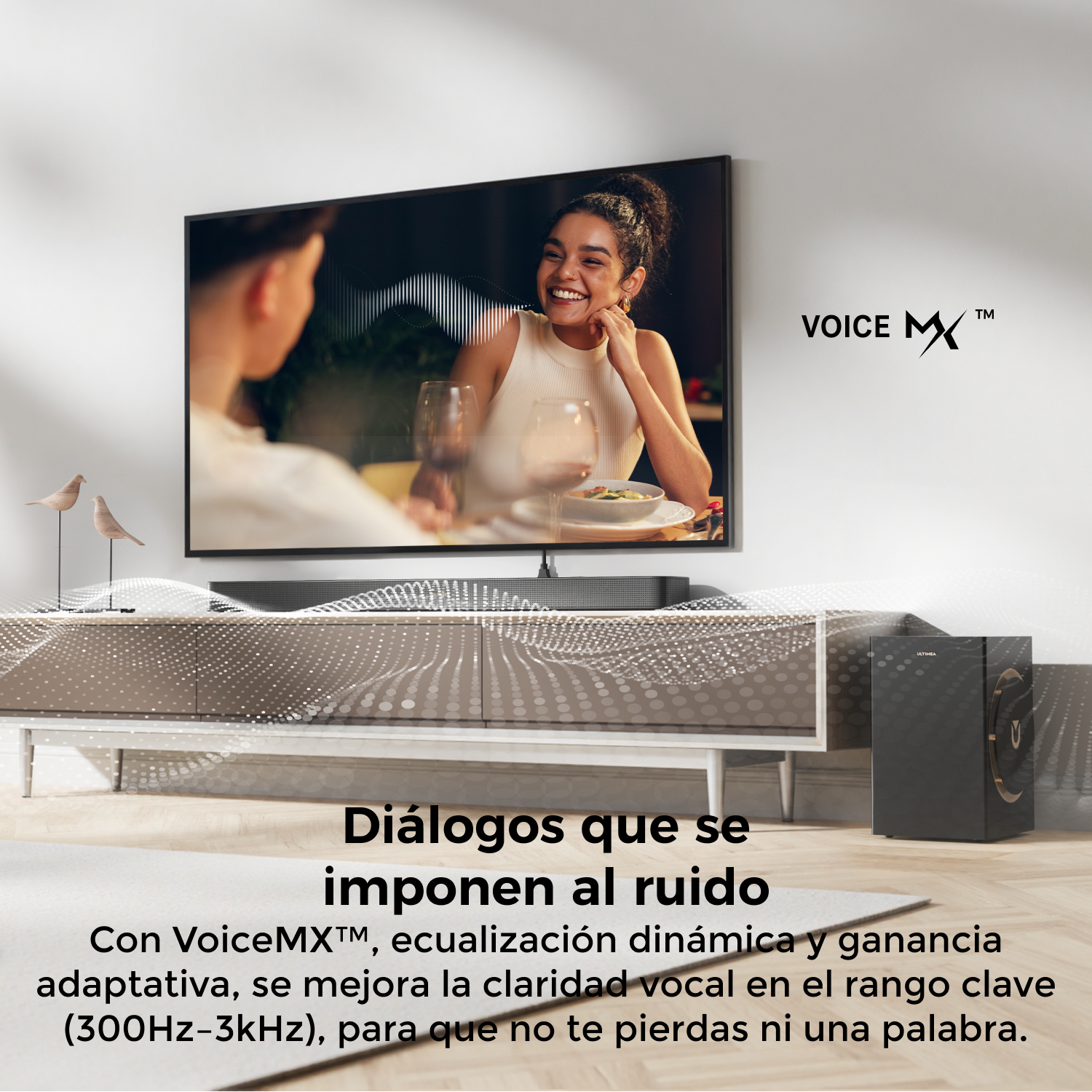 Una mujer ríe cenando, un televisor muestra la escena. Un sistema de altavoces está en primer plano. Texto: VoiceMX, mejorando la claridad vocal.