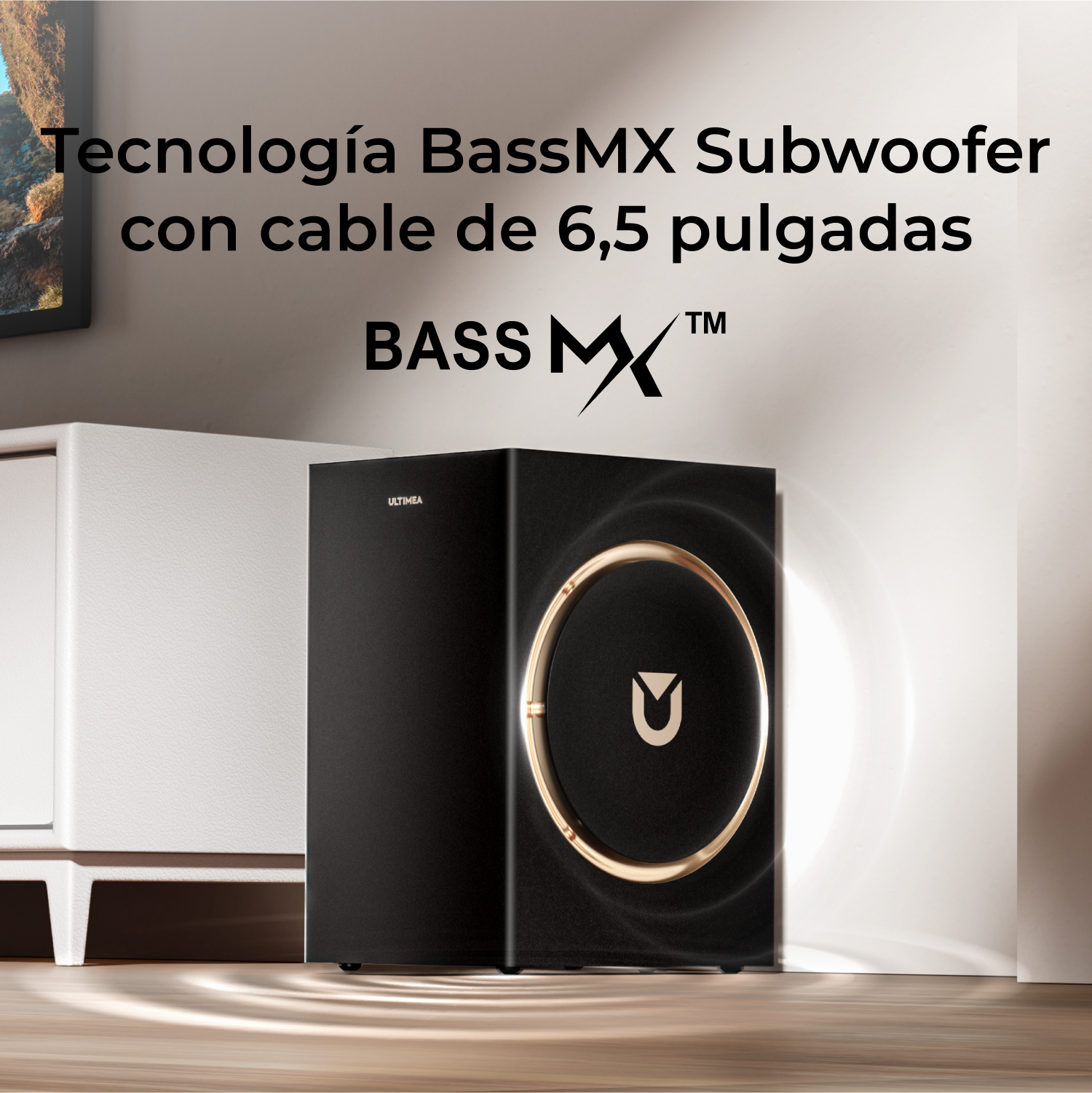 Un subwoofer BassMX negro con un anillo dorado, en un suelo de madera. Gabinete blanco a la izquierda. Texto: Subwoofer BassMX, cable de 6,5 pulgadas.
