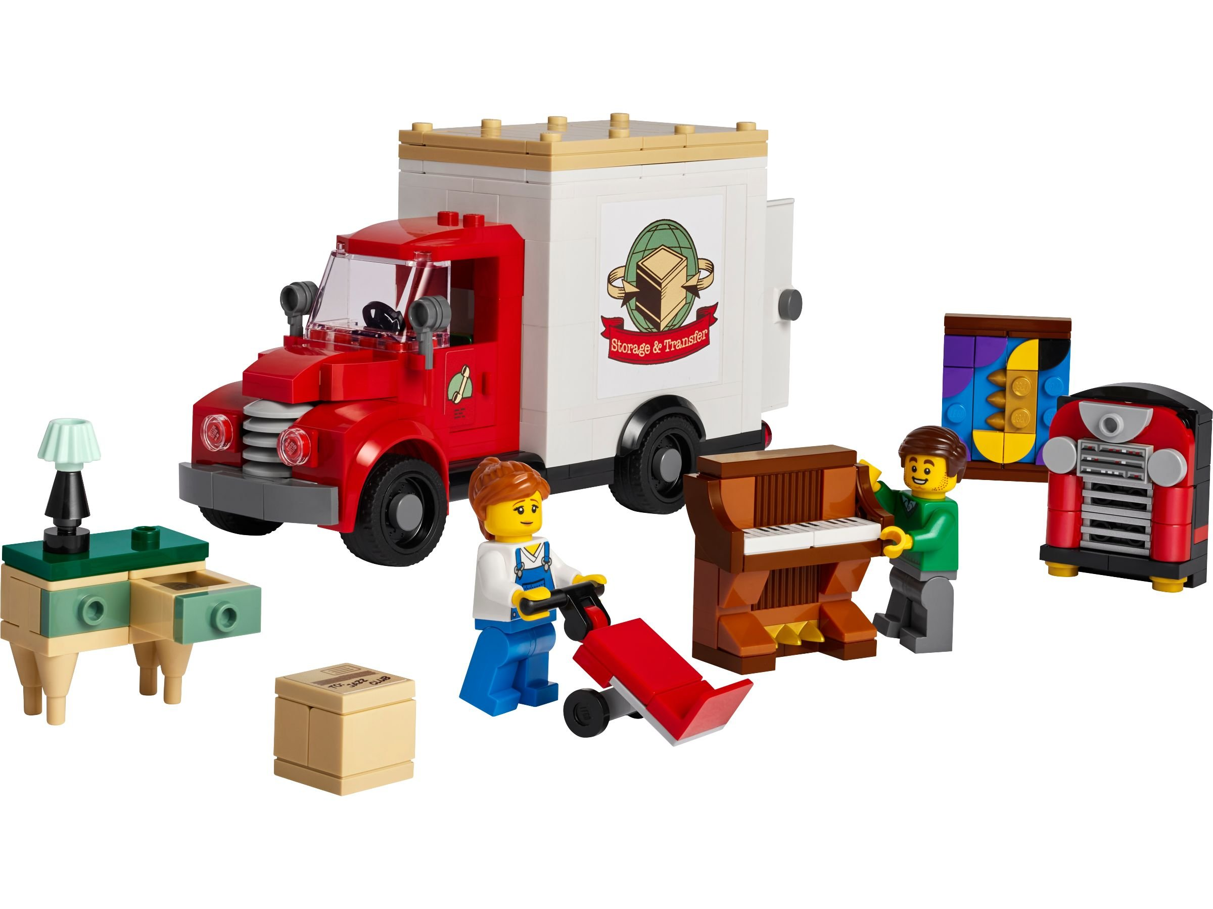 Ein LEGO-Umzugswagen mit Figuren, Möbeln und einem Klavier. Eine Frau mit einem Wagen, zwei Männer mit einem Klavier.