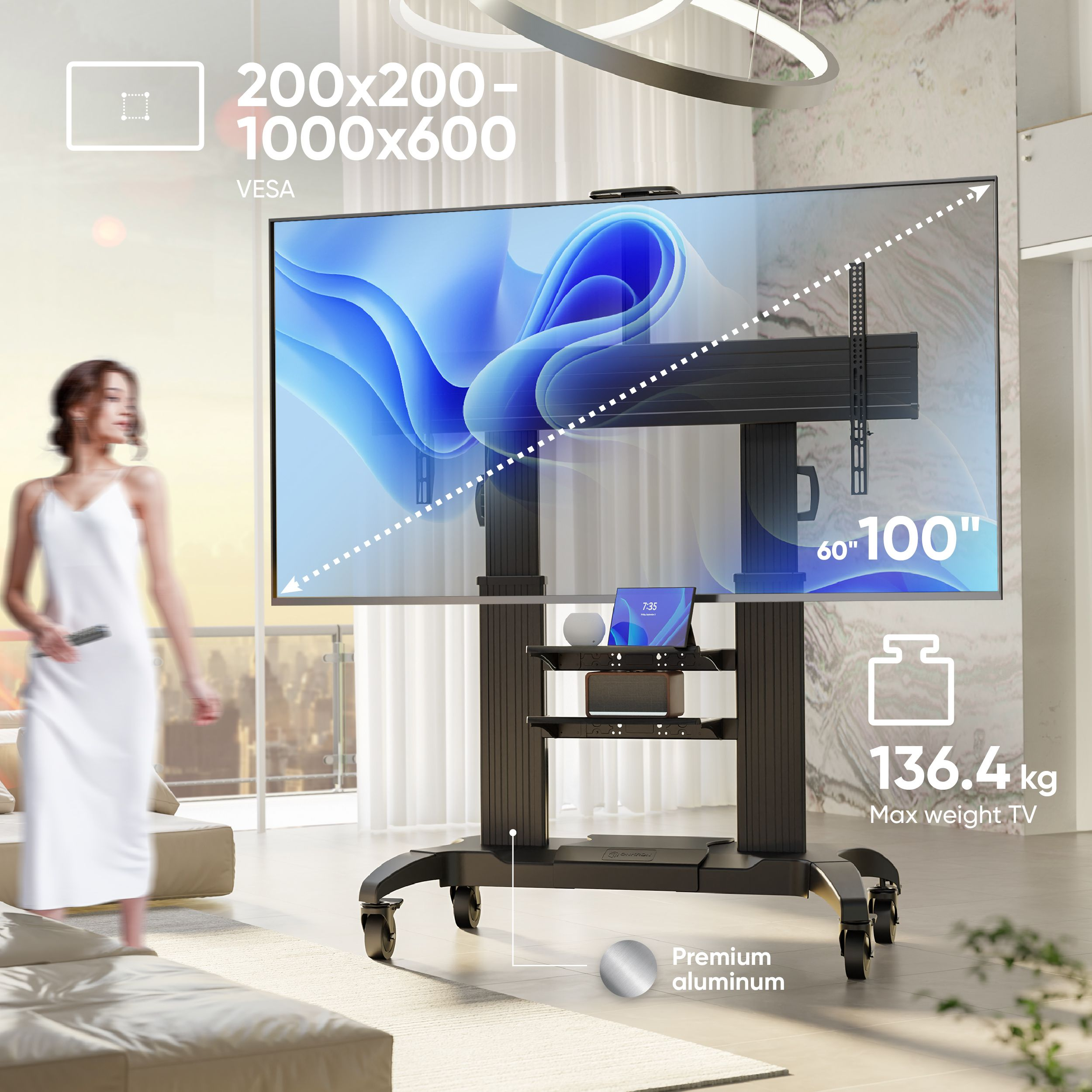 Eine Frau geht in der Nähe eines Fernsehers auf einem rollenden Ständer. Der Fernseher hat einen blauen Hintergrund. Details sind Gewicht und Größe.