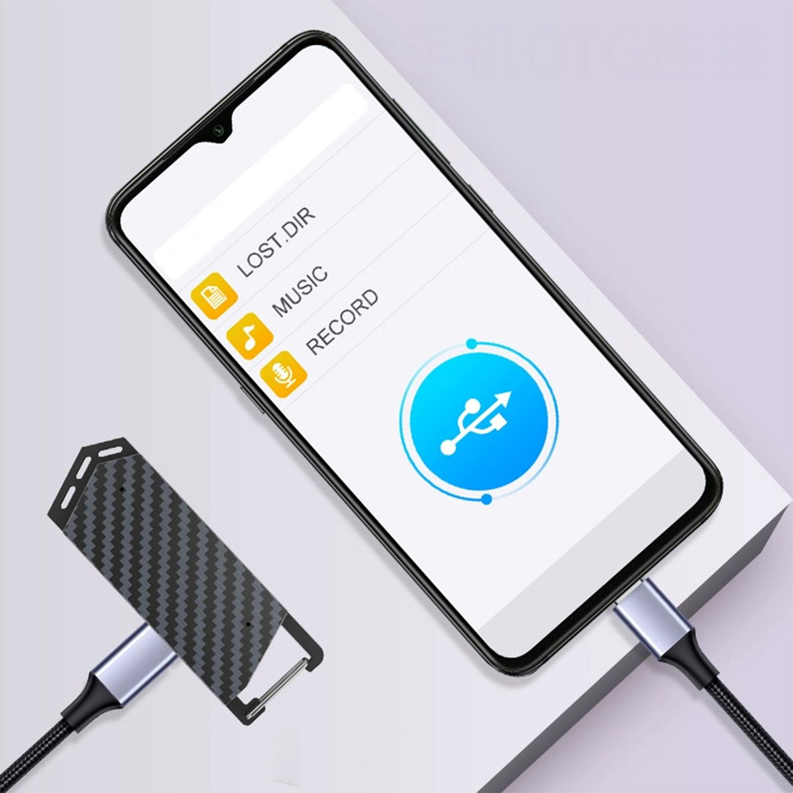Ein Smartphone zeigt App-Optionen: lost.dir, Musik, Aufnahme. Ein USB-Laufwerk mit Carbonfaser-Design ist mit dem Telefon verbunden.