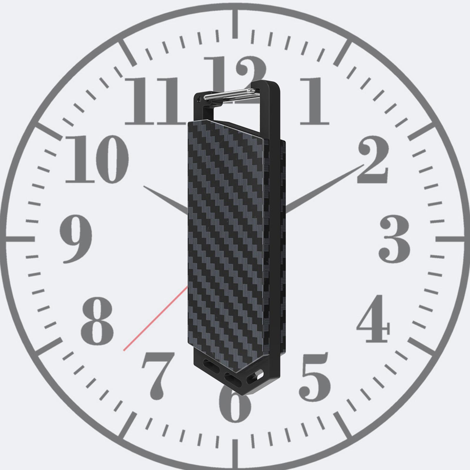Ein USB-Stick mit Karbonfasermuster liegt auf einem Ziffernblatt. Die Uhrzeit ist ungefähr 1:37. Das Ziffernblatt ist grau.
