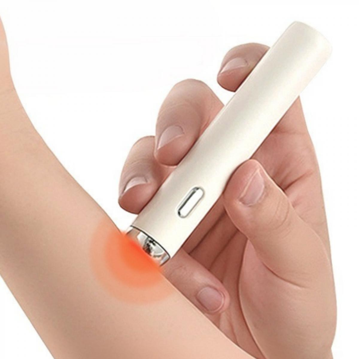 Eine Hand hält ein weißes Lasergerät über einem Arm. Ein rotes Leuchten erscheint auf der Haut des Arms, was die Behandlung anzeigt.