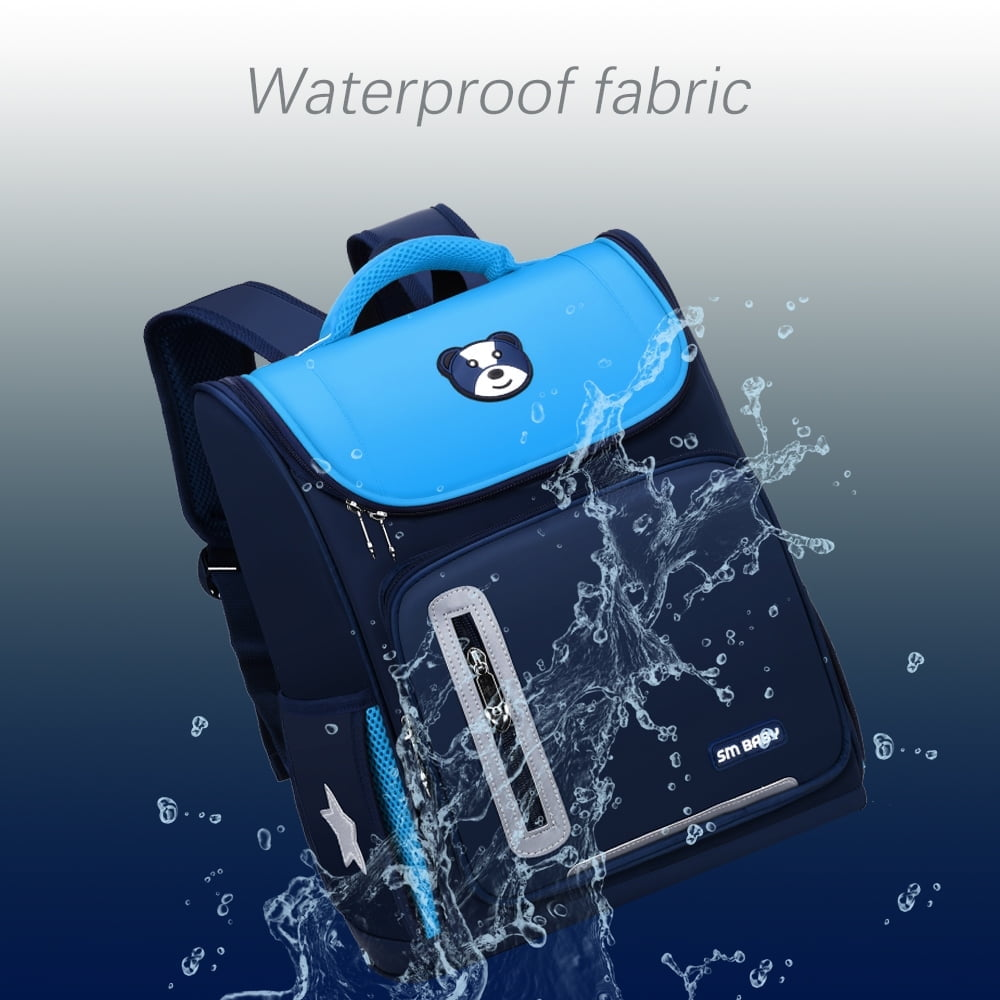 Ein blauer Schulrucksack mit einem Bären, dargestellt mit Wasserspritzern. Die Tasche trägt die Aufschrift 'SM BABY'.