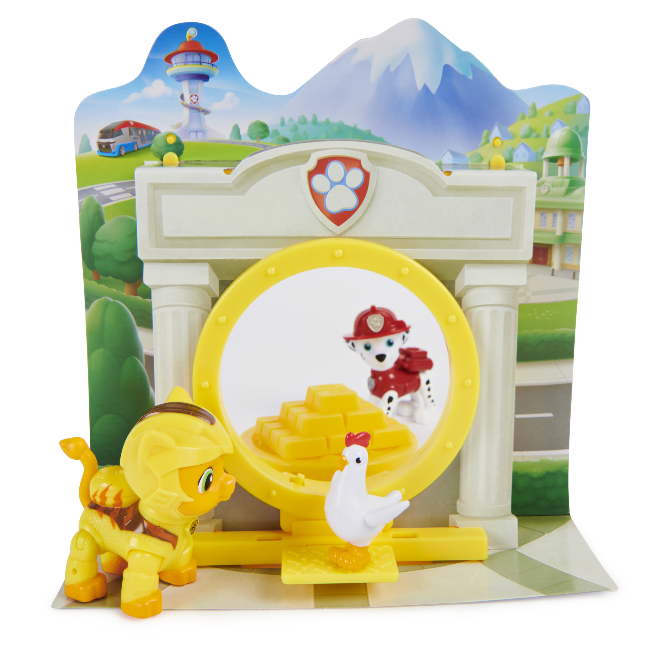 Ein Paw Patrol Spielset mit Figuren. Gelber löwenartiger Welpe, weißes Huhn und Marshall, der Dalmatiner. Hintergrund zeigt eine Stadtszene.