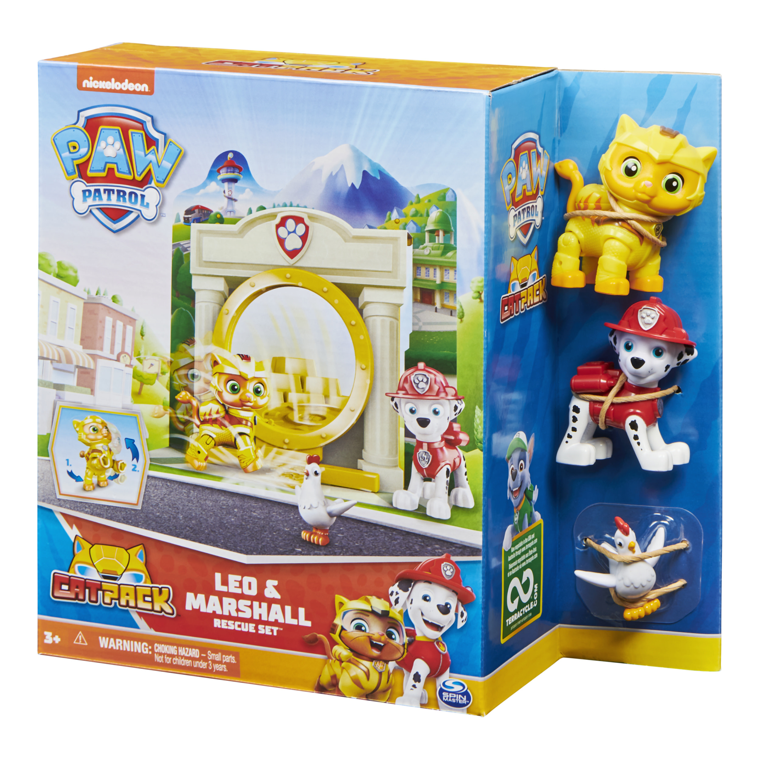 Ein Paw Patrol Spielzeugset. Es zeigt Figuren von Marshall, Leo und einem Huhn. Der Hintergrund zeigt eine Stadt und Berge.