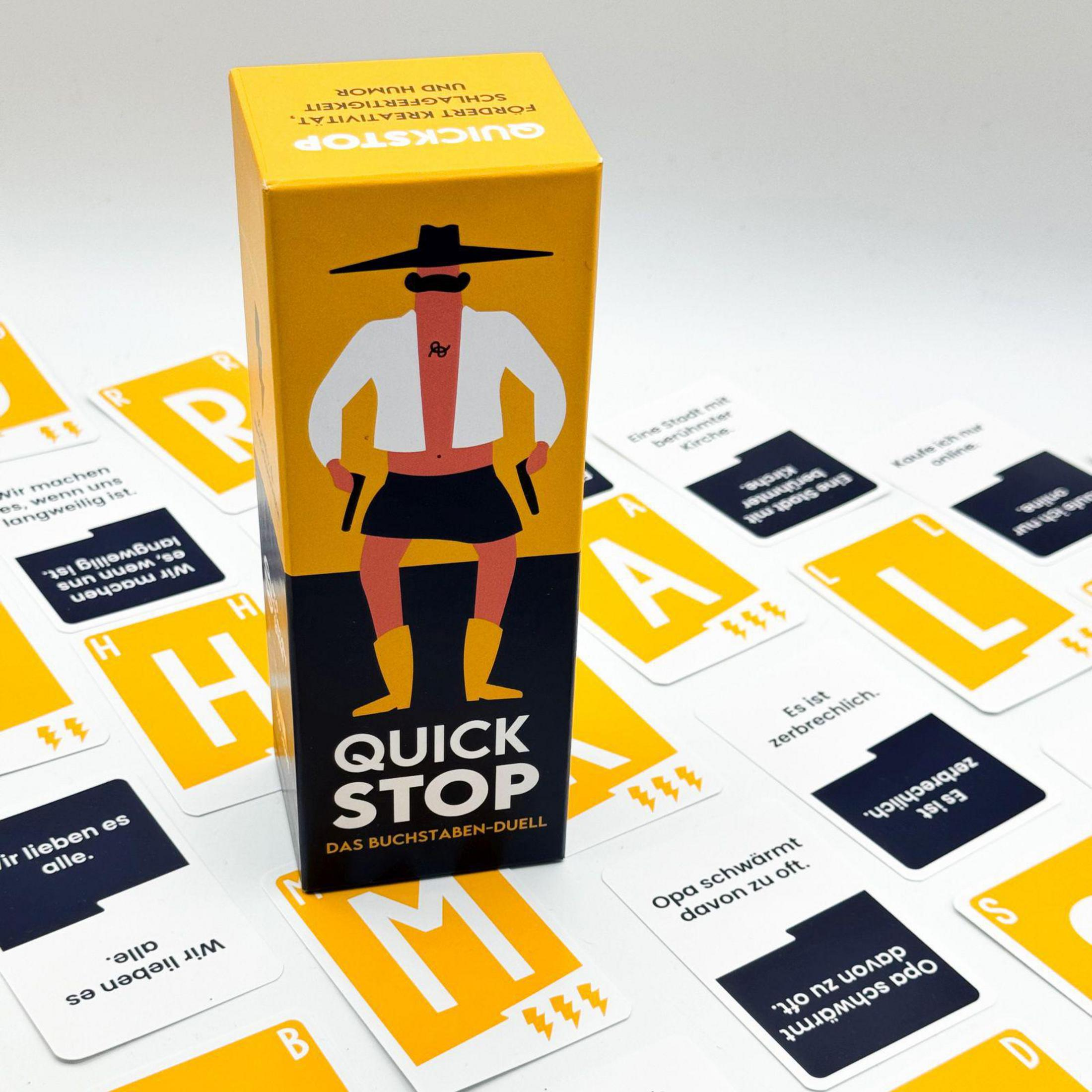 Une boîte de jeu de cartes Quick Stop avec un personnage de dessin animé. Des cartes avec des lettres et des phrases sont éparpillées.